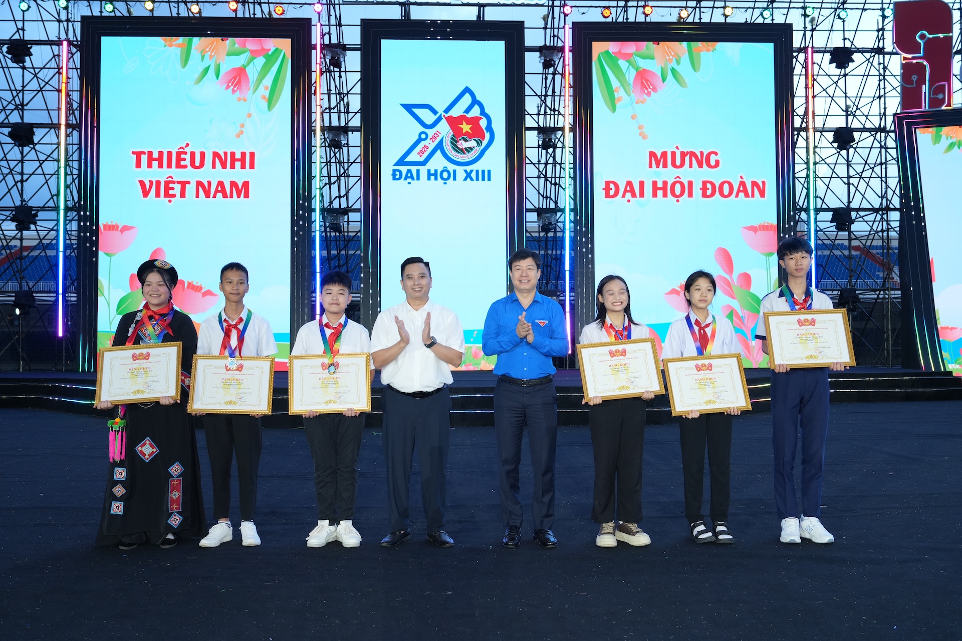 Ban Tổ chức trao giải cho c&aacute;c th&iacute; sinh xuất sắc.