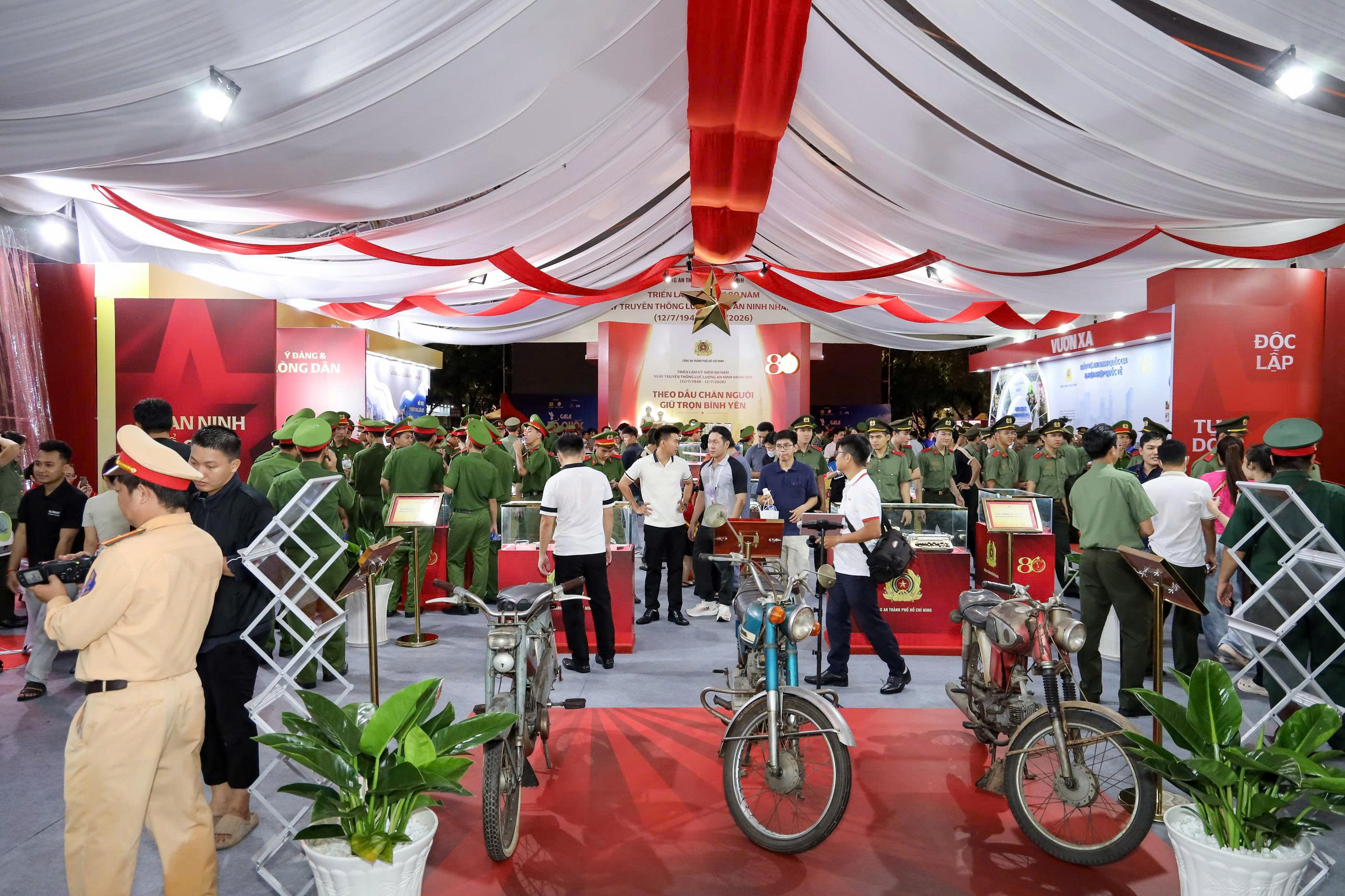 Điểm nhấn của chuỗi sự kiện l&agrave; triển l&atilde;m &ldquo;80 năm An ninh nh&acirc;n d&acirc;n - L&aacute; chắn b&igrave;nh y&ecirc;n&rdquo;, t&aacute;i hiện chặng đường gần một thế kỷ x&acirc;y dựng, chiến đấu v&agrave; trưởng th&agrave;nh của lực lượng An ninh nh&acirc;n d&acirc;n.