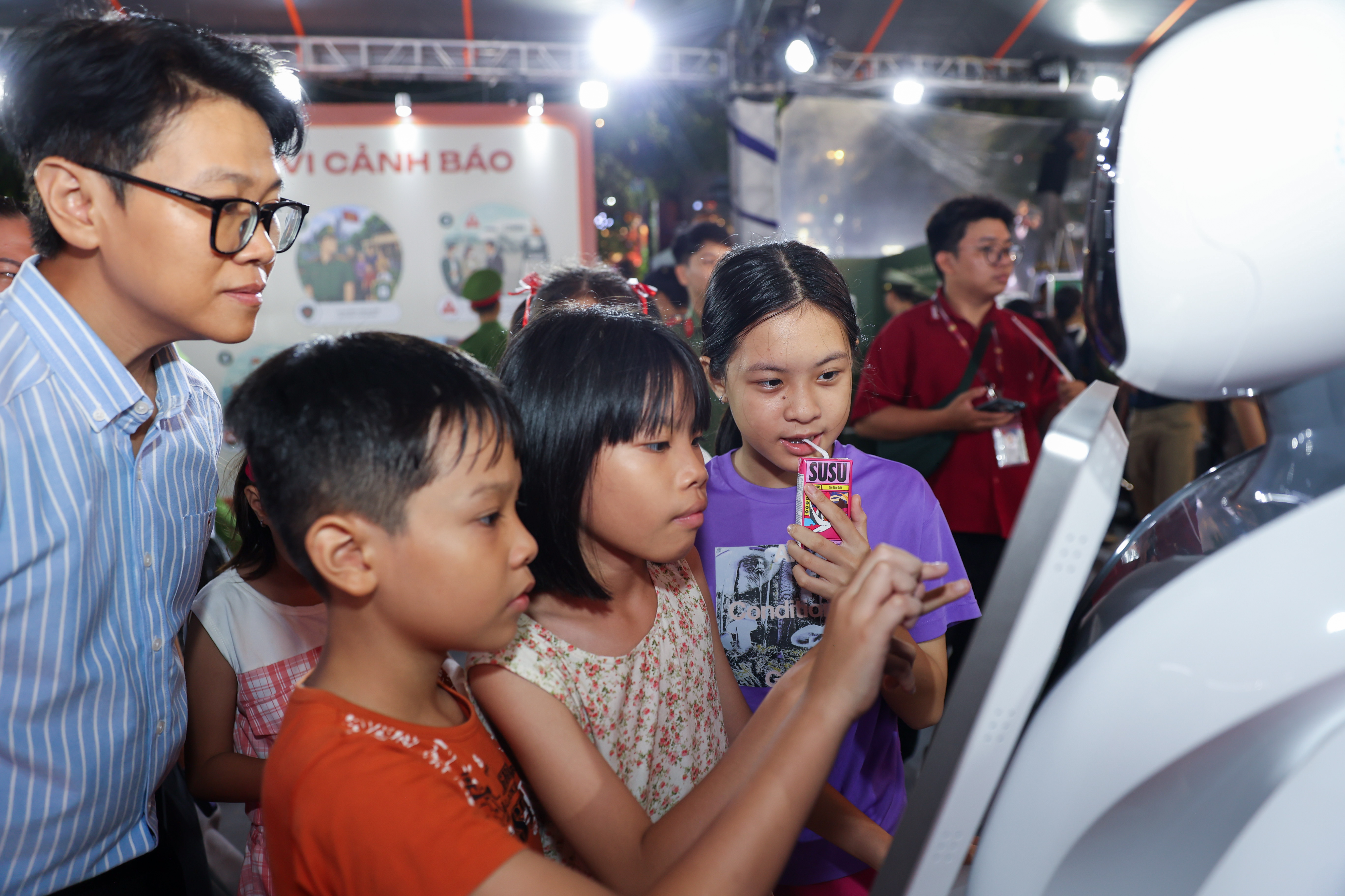 C&aacute;c c&ocirc;ng nghệ tr&igrave;nh chiếu v&agrave; tương t&aacute;c hiện đại như thực tế ảo (VR), 3D mapping v&agrave; hologram thu h&uacute;t sự ch&uacute; &yacute; đặc biệt của kh&aacute;ch tham quan, đặc biệt l&agrave; c&aacute;c bạn nhỏ. 