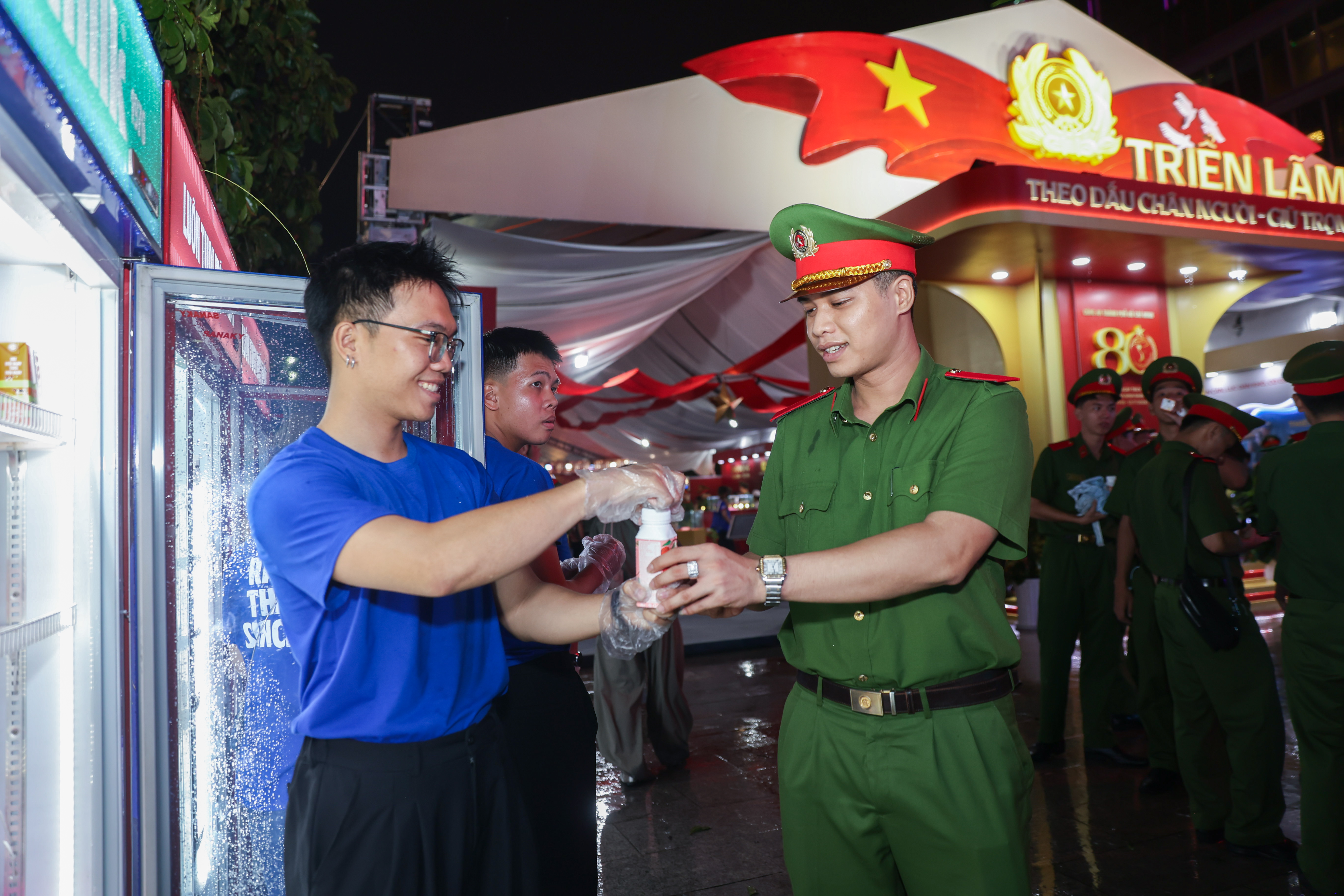 Giữa kh&ocirc;ng kh&iacute; nhộn nhịp của sự kiện, người tham dự bất ngờ bắt gặp những trạm Vinamilk - điểm &ldquo;sạc năng lượng&rdquo; với h&agrave;ng chục ngh&igrave;n sản phẩm sữa chua uống Vinamilk Green Farm, sữa chua uống tiệt tr&ugrave;ng Susu, sữa tươi tiệt tr&ugrave;ng Vinamilk v&agrave; nước suối Vinamilk được trao tặng mỗi đ&ecirc;m. 