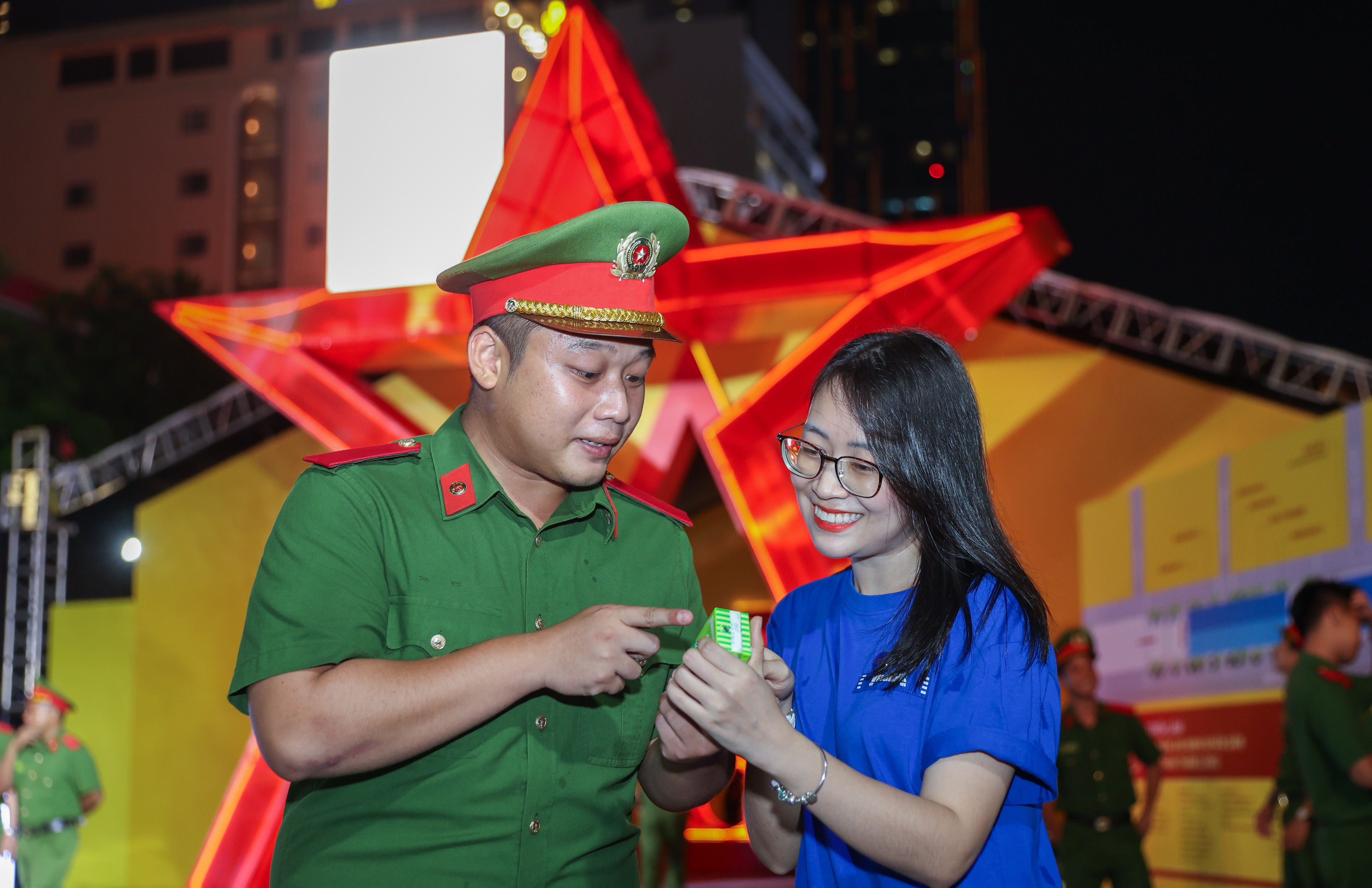 Kh&ocirc;ng chỉ tiếp sức cho người d&acirc;n v&agrave; lực lượng chức năng tại sự kiện, Vinamilk mong muốn thể hiện sự tri &acirc;n với những cống hiến, hy sinh thầm lặng của c&aacute;c thế hệ c&aacute;n bộ, chiến sĩ An ninh nh&acirc;n d&acirc;n th&ocirc;ng qua hoạt động n&agrave;y.