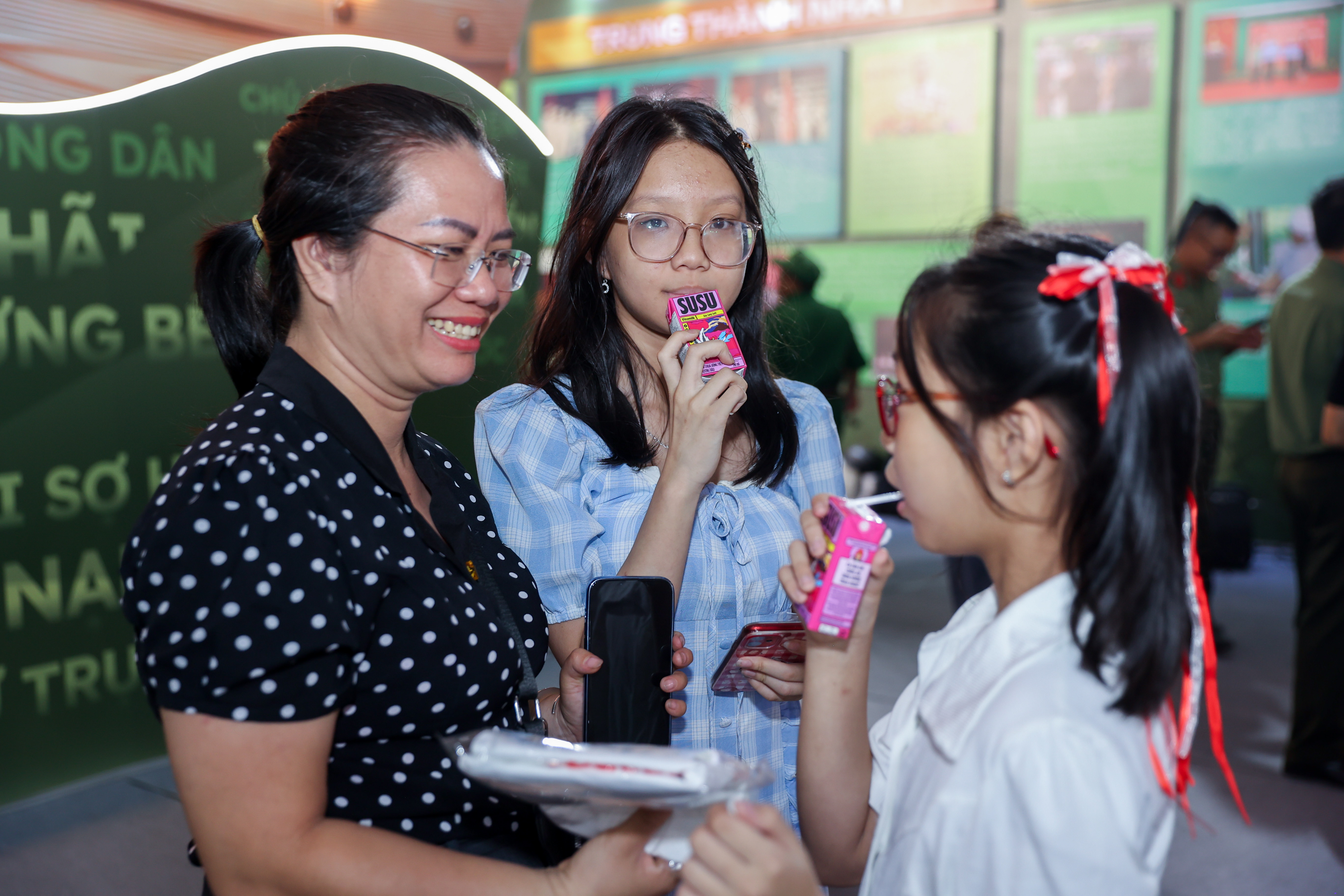 C&ocirc;ng t&aacute;c tại Cục An ninh Điều tra, chị Nguyễn Thu Hiền tranh thủ đưa hai con g&aacute;i đến tham quan triển l&atilde;m để hiểu hơn về c&ocirc;ng việc của bố mẹ. Chị cho biết rất vui khi thấy thương hiệu sữa gia đ&igrave;nh gắn b&oacute; nhiều năm cũng xuất hiện tại sự kiện. &ldquo;C&aacute;c b&eacute; nh&agrave; m&igrave;nh đ&atilde; d&ugrave;ng Vinamilk từ nhỏ, từ sữa bột Optimum đến sữa tươi, sữa chua. Sản phẩm đảm bảo chất lượng, an to&agrave;n v&agrave; c&oacute; nhiều hương vị cho c&aacute;c con lựa chọn&rdquo;, chị Hiền chia sẻ.
