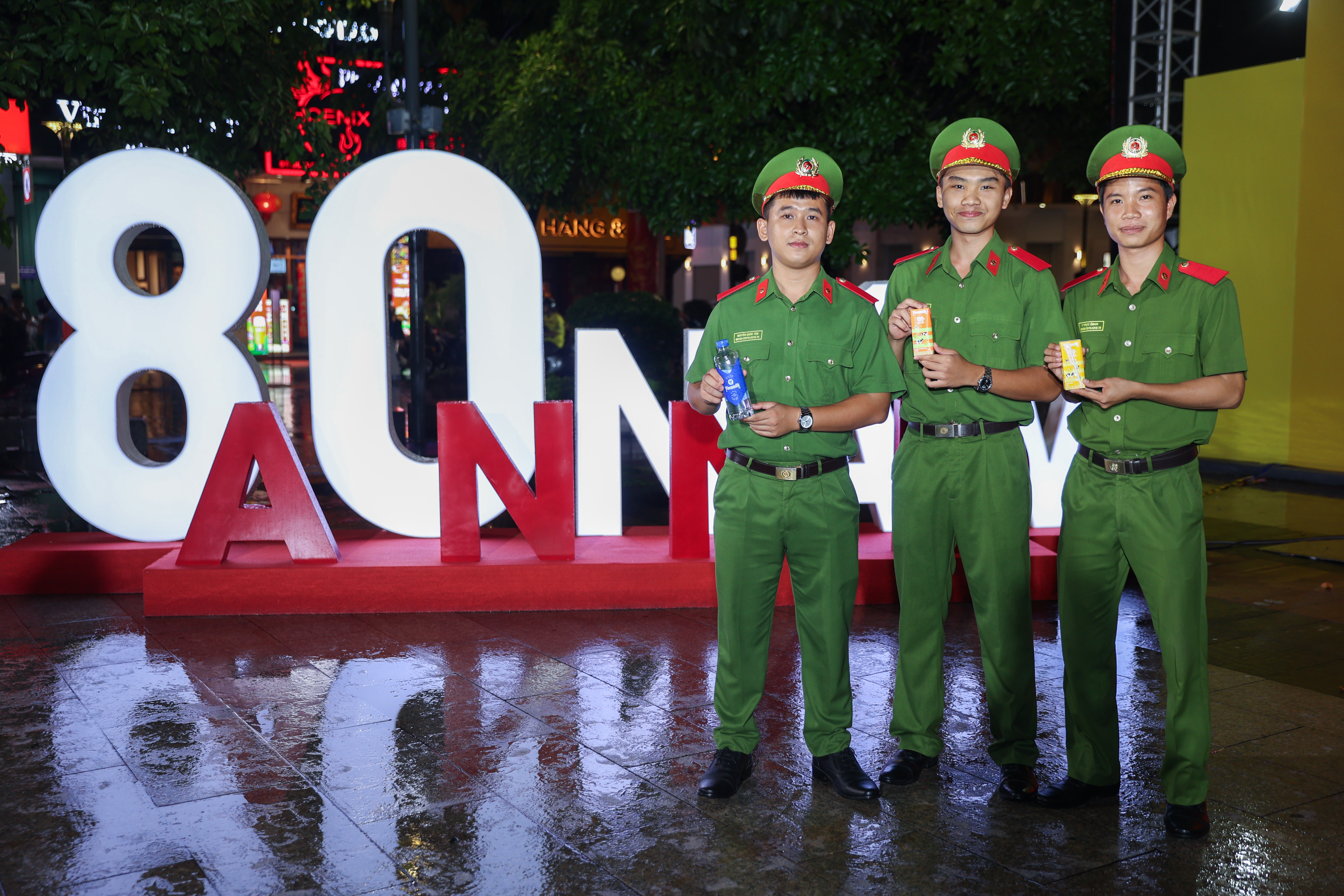 Trong khi đ&oacute;, nước suối m&aacute;t lạnh Vinamilk đ&atilde; trở th&agrave;nh lựa chọn quen thuộc của nhiều người để &ldquo;giải nhiệt&rdquo; nhanh khi tham gia c&aacute;c sự kiện đ&ocirc;ng đ&uacute;c.