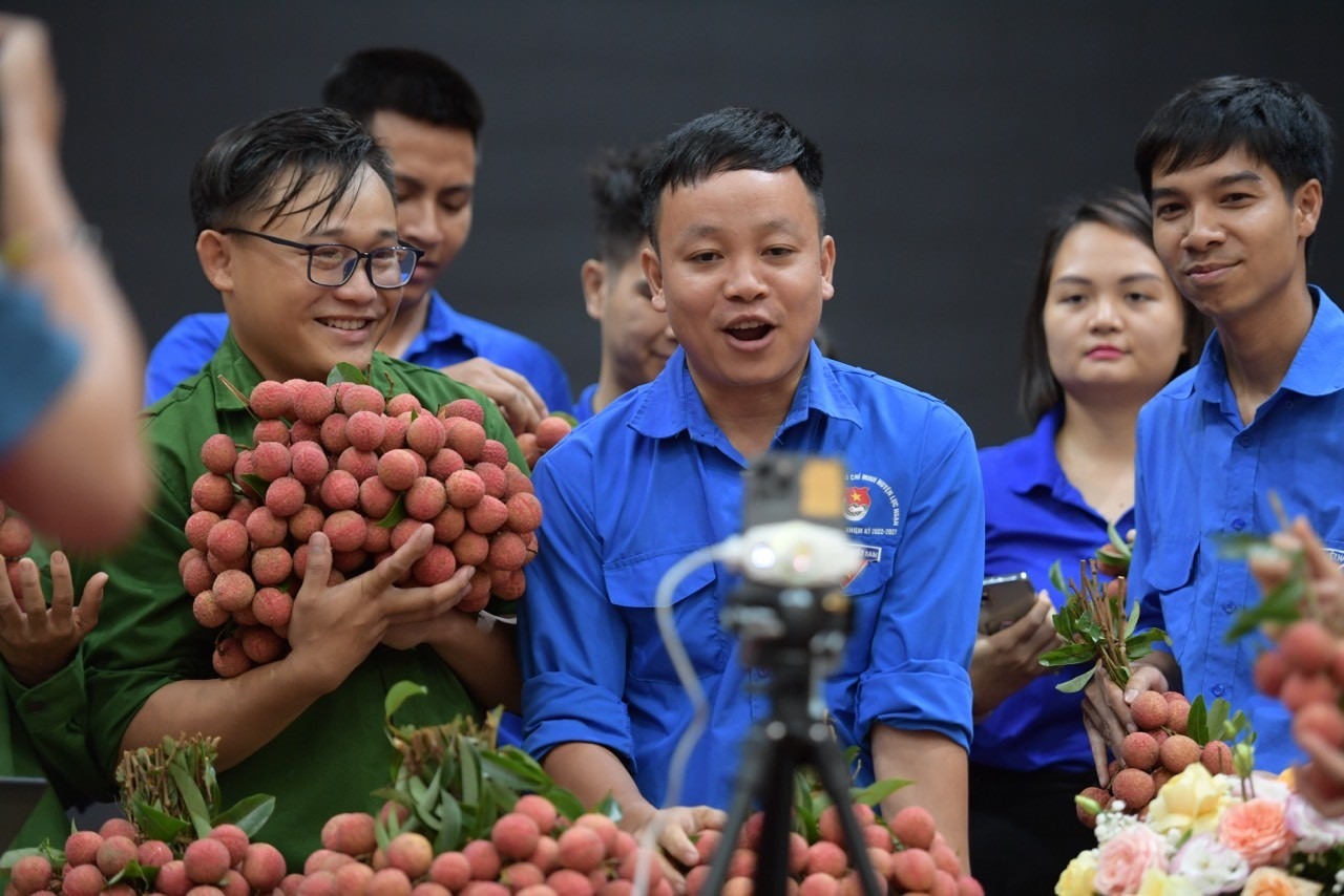 Đoàn vi&ecirc;n, thanh ni&ecirc;n tham gia livestream bán hàng tr&ecirc;n các n&ecirc;̀n tảng mạng xã h&ocirc;̣i.