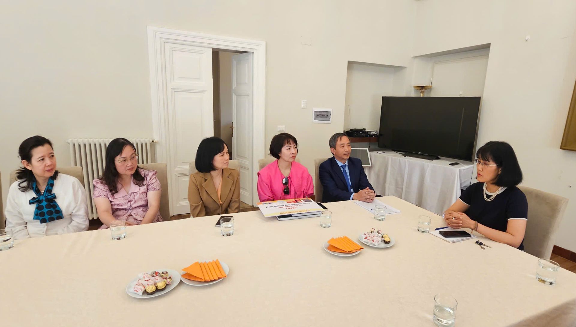 B&agrave; Nguyễn Phương Anh - Đại sứ Đặc mệnh to&agrave;n quyền nước Cộng h&ograve;a x&atilde; hội chủ nghĩa Việt Nam tại Cộng h&ograve;a &Yacute; trao đổi c&ugrave;ng đo&agrave;n c&ocirc;ng t&aacute;c.