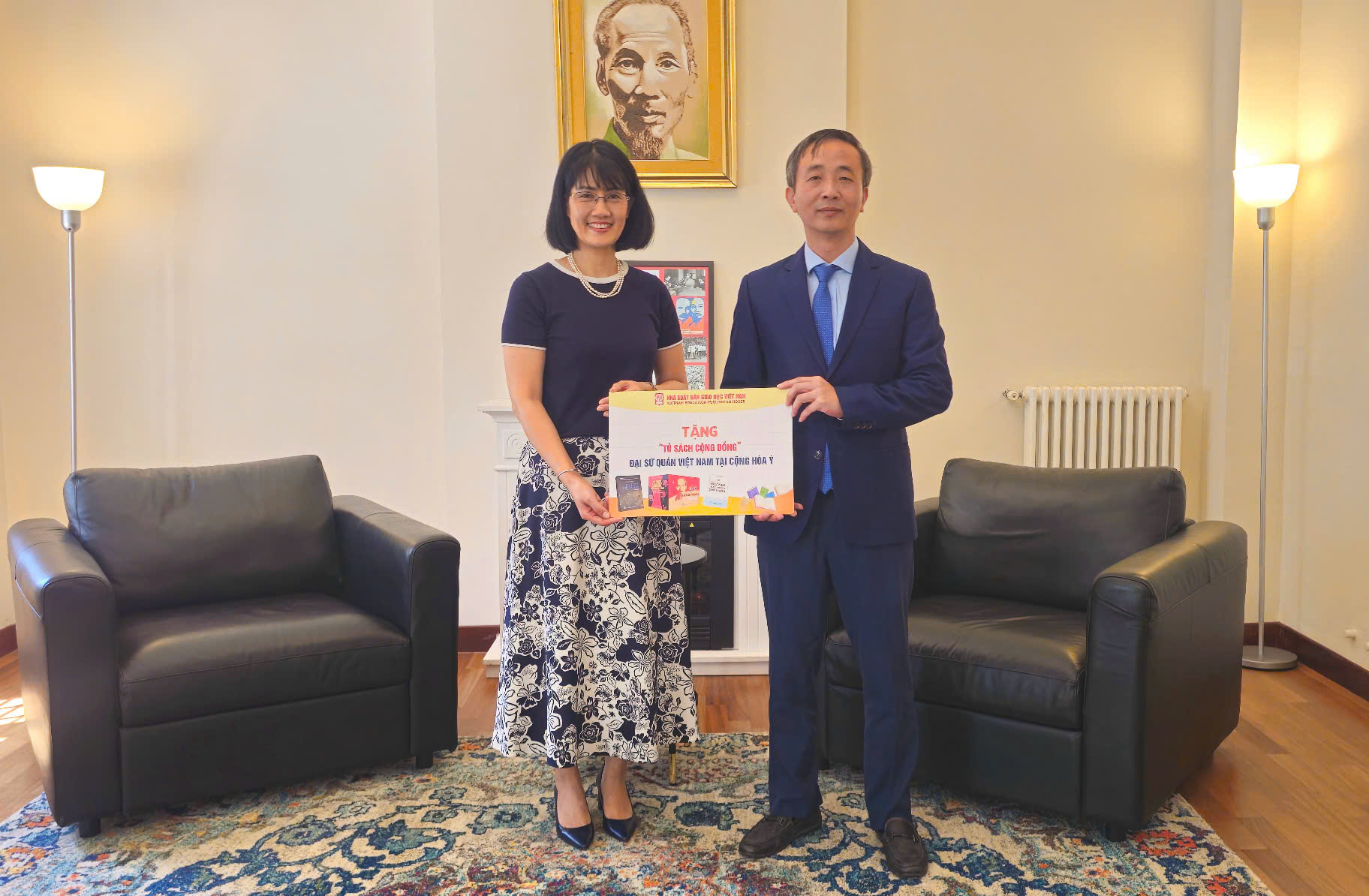 Đại diện NXBGDVN - Ph&oacute; Tổng Gi&aacute;m đốc Nguyễn Ch&iacute; B&iacute;nh đ&atilde; trao tặng &ldquo;Tủ s&aacute;ch cộng đồng&rdquo; tới Đại sứ qu&aacute;n.