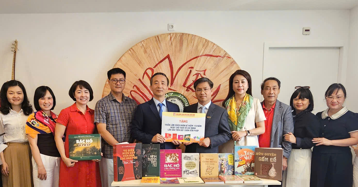 &Ocirc;ng Đinh Ngọc Đức - Gi&aacute;m đốc Trung t&acirc;m Văn h&oacute;a Việt Nam tại Ph&aacute;p c&ugrave;ng to&agrave;n thể c&aacute;n bộ, nh&acirc;n vi&ecirc;n Trung t&acirc;m b&agrave;y tỏ niềm vui khi tiếp nhận những đầu s&aacute;ch do NXBGDVN trao tặng.