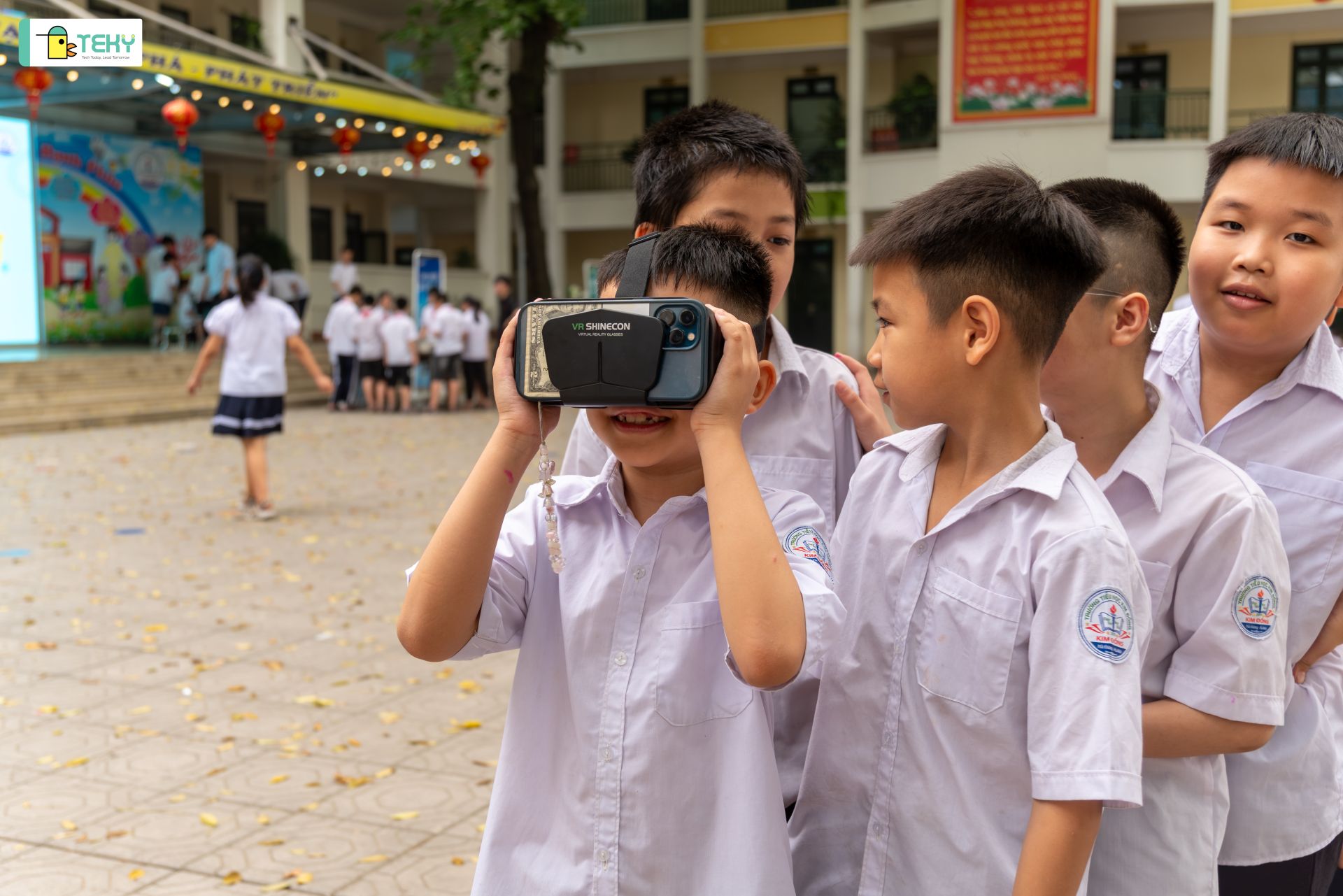 C&aacute;c bạn nhỏ h&agrave;o hứng kh&aacute;m ph&aacute; c&ocirc;ng nghệ mới trong ng&agrave;y hội STEM.