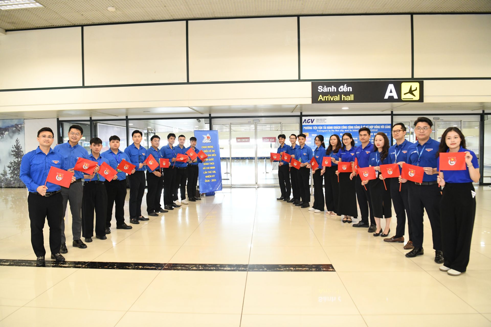 Từ s&aacute;ng sớm, c&aacute;c t&igrave;nh nguyện vi&ecirc;n của Đại hội Đo&agrave;n to&agrave;n quốc Đo&agrave;n TNCS Hồ Ch&iacute; Minh lần thứ XIII đ&atilde; c&oacute; mặt tại s&acirc;n bay Nội B&agrave;i, ch&agrave;o đ&oacute;n c&aacute;c đo&agrave;n đại biểu về với Thủ đ&ocirc; H&agrave; Nội. C&oacute; 11 đo&agrave;n đến với Đại hội qua đường h&agrave;ng kh&ocirc;ng gồm: TP. Hồ Ch&iacute; Minh, Huế, Đ&agrave; Nẵng, Đắk Lắk, Quảng Ng&atilde;i, Kh&aacute;nh H&ograve;a, L&acirc;m Đồng, Cần Thơ, Đồng Nai, Đồng Th&aacute;p v&agrave; T&acirc;y Ninh.