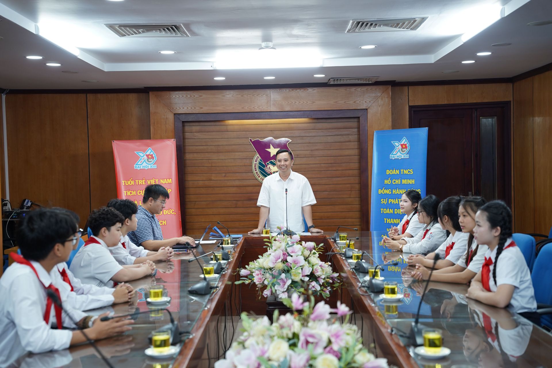 Anh L&ecirc; Anh Qu&acirc;n, Ph&oacute; Chủ tịch Hội đồng Đội Trung ương, Gi&aacute;m đốc Trung t&acirc;m Hỗ trợ v&agrave; Ph&aacute;t triển Thiếu nhi Việt Nam ph&aacute;t biểu tại chương tr&igrave;nh gặp mặt c&aacute;c đại biểu thiếu nhi tham dự Đại hội Đo&agrave;n to&agrave;n quốc lần thứ XIII.