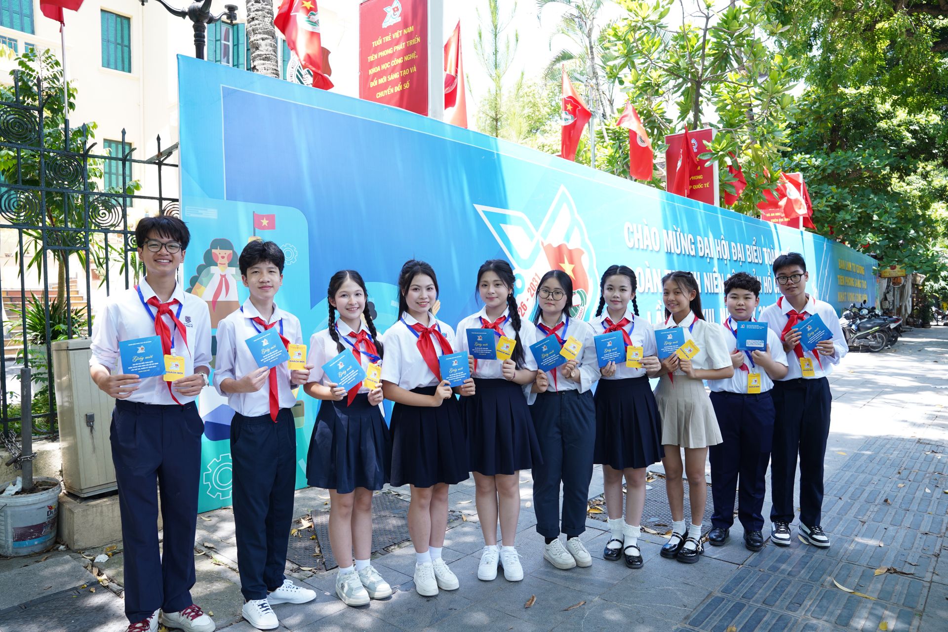 C&aacute;c đại biểu thiếu nhi ti&ecirc;u biểu chụp ảnh lưu niệm trước thềm tham dự Đại hội Đại biểu to&agrave;n quốc Đo&agrave;n TNCS Hồ Ch&iacute; Minh lần thứ XIII, nhiệm kỳ 2026 - 2031.