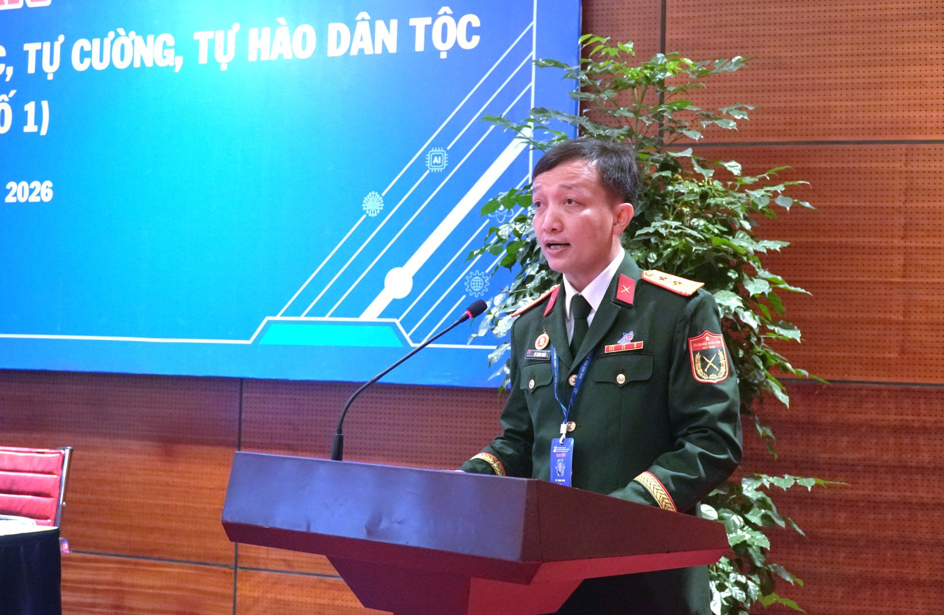 Anh V&otilde; Th&agrave;nh Nh&acirc;n tr&igrave;nh b&agrave;y tham luận.