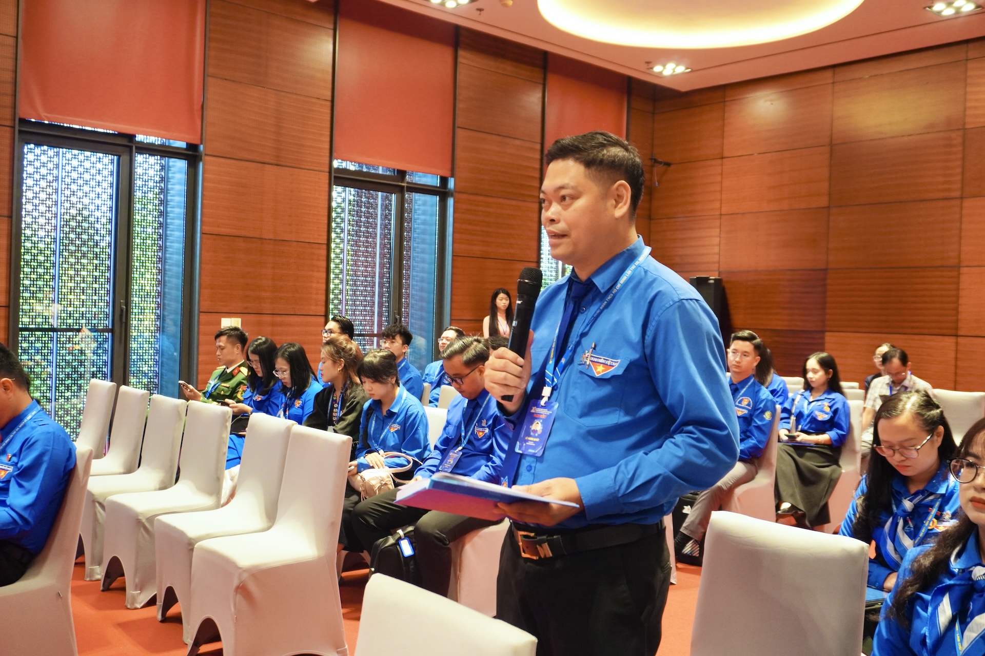 Anh L&ecirc; Ho&agrave;ng Quyết - B&iacute; thư tỉnh Đo&agrave;n Đồng Th&aacute;p thảo luận về việc định hướng nghề nghiệp đ&uacute;ng đắn sẽ ph&aacute;t triển năng lực của học sinh.