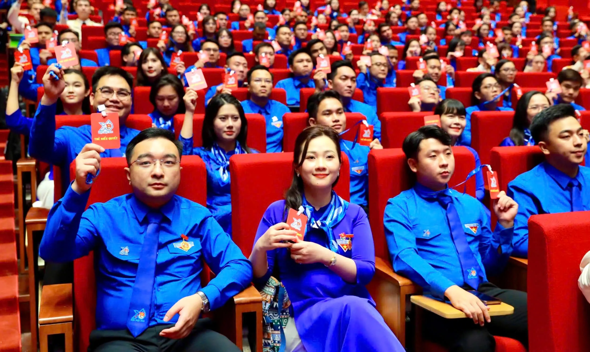 C&aacute;c đại biểu biểu quyết th&ocirc;ng qua Đề &aacute;n Ban Chấp h&agrave;nh T.Ư Đo&agrave;n kh&oacute;a XIII, nhiệm kỳ 2026 - 2031.