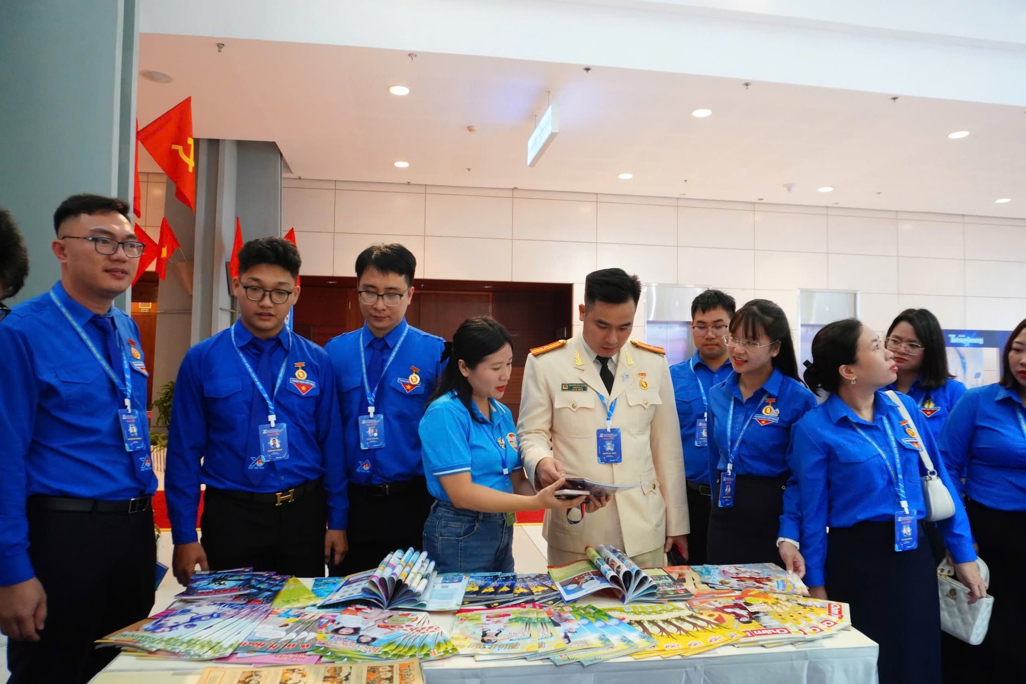 Đ&ocirc;ng đảo đại biểu tham dự Đại hội Đo&agrave;n XIII dừng ch&acirc;n tham quan, t&igrave;m hiểu c&aacute;c ấn phẩm v&agrave; hoạt động nổi bật của B&aacute;o Thiếu ni&ecirc;n Tiền phong v&agrave; Nhi đồng.