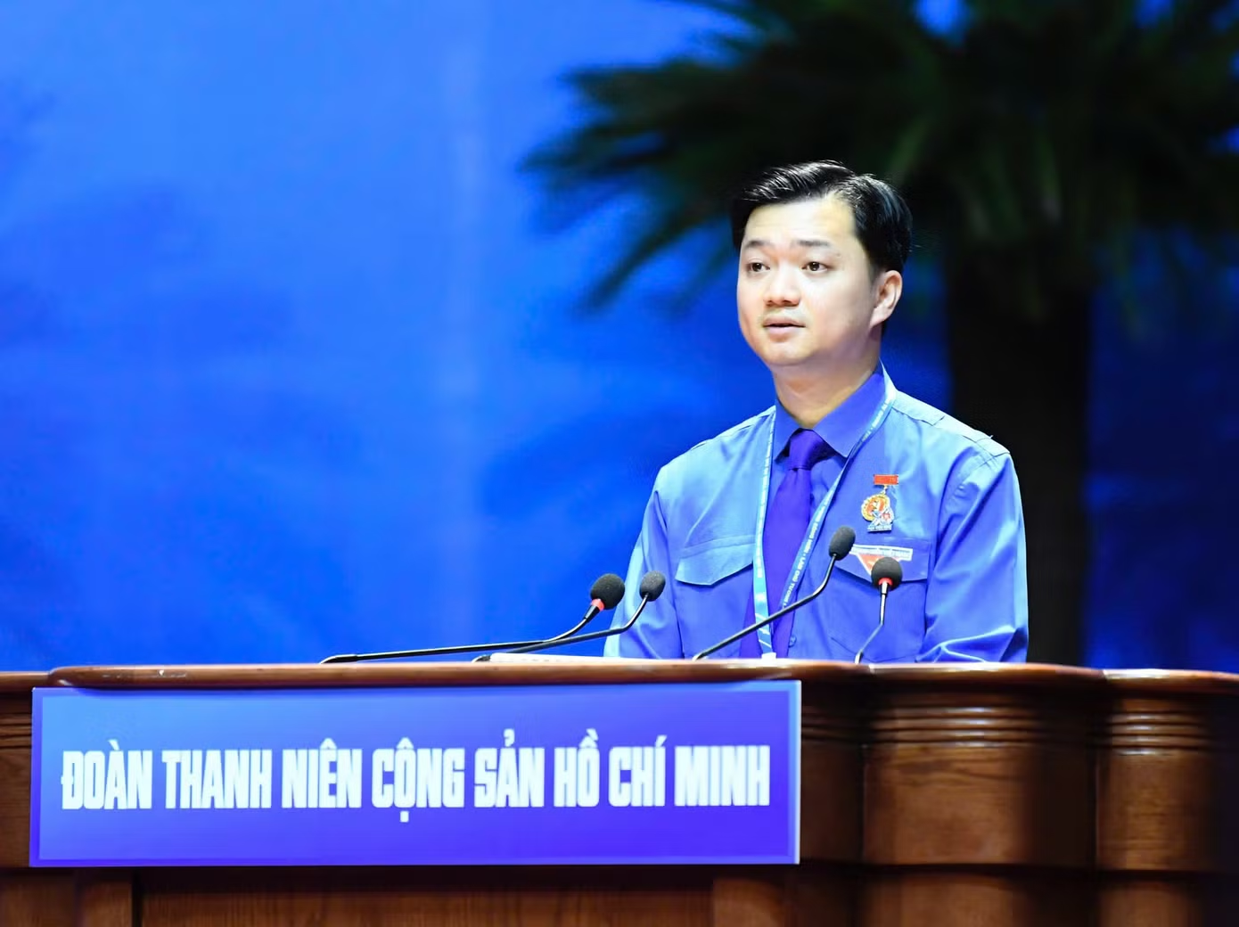 Anh Nguyễn Minh Triết - Ủy vi&ecirc;n dự khuyết T.Ư Đảng, B&iacute; thư thường trực T.Ư Đo&agrave;n, Chủ nhiệm Ủy ban Kiểm tra T.Ư Đo&agrave;n, Chủ tịch T.Ư Hội Sinh vi&ecirc;n Việt Nam tr&igrave;nh b&agrave;y Tờ tr&igrave;nh B&aacute;o c&aacute;o ch&iacute;nh trị v&agrave; c&aacute;c văn kiện quan trọng tại Đại hội.