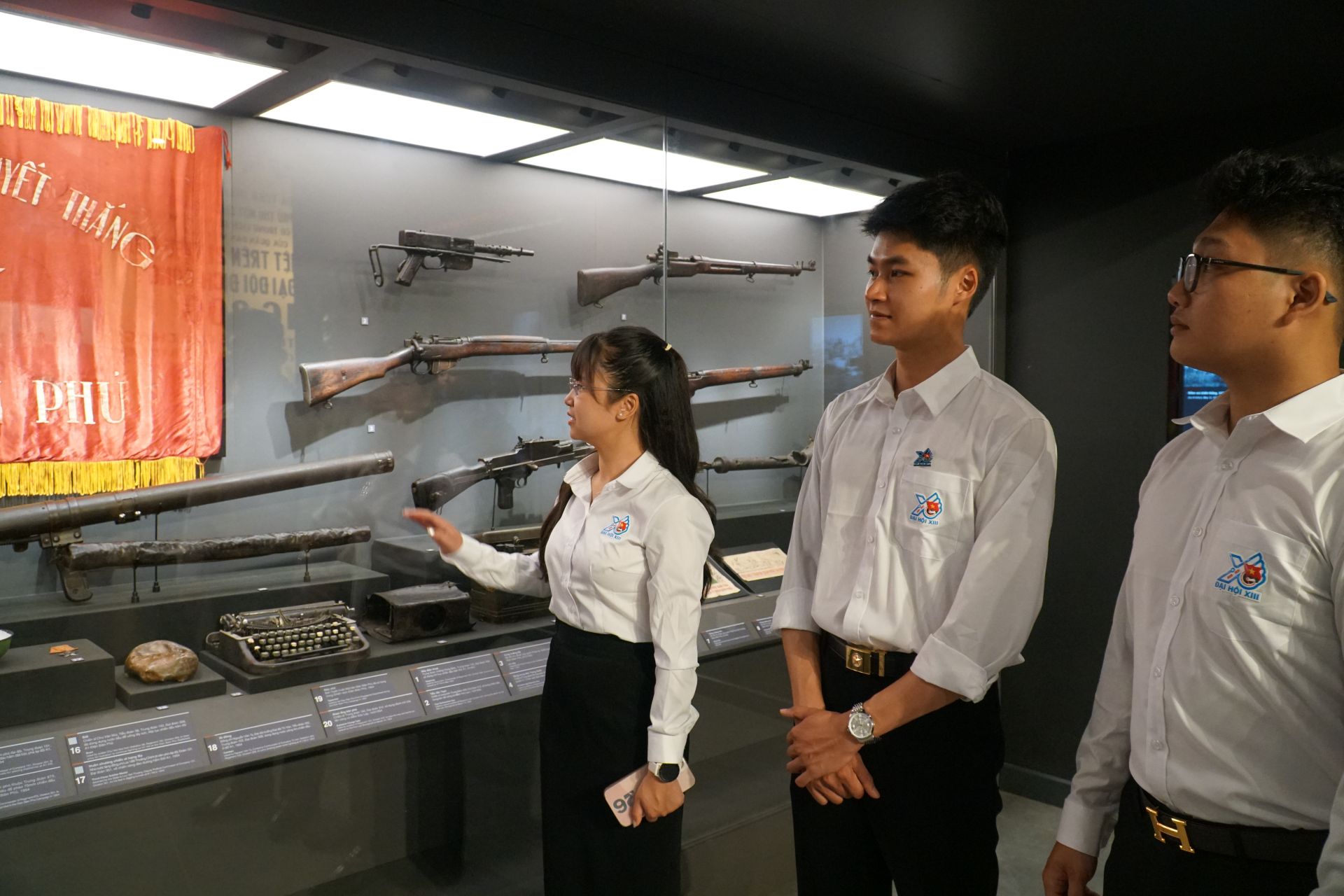 Kh&eacute;p lại h&agrave;nh tr&igrave;nh tại bảo t&agrave;ng, c&aacute;c đại biểu mang theo kh&ocirc;ng chỉ những kiến thức lịch sử qu&yacute; gi&aacute; m&agrave; c&ograve;n l&agrave; niềm tự h&agrave;o d&acirc;n tộc v&agrave; kh&aacute;t vọng cống hiến. Từ những b&agrave;i học của qu&aacute; khứ, tuổi trẻ h&ocirc;m nay tiếp tục nu&ocirc;i dưỡng l&yacute; tưởng c&aacute;ch mạng, ph&aacute;t huy tinh thần ti&ecirc;n phong, s&aacute;ng tạo để g&oacute;p sức x&acirc;y dựng đất nước.