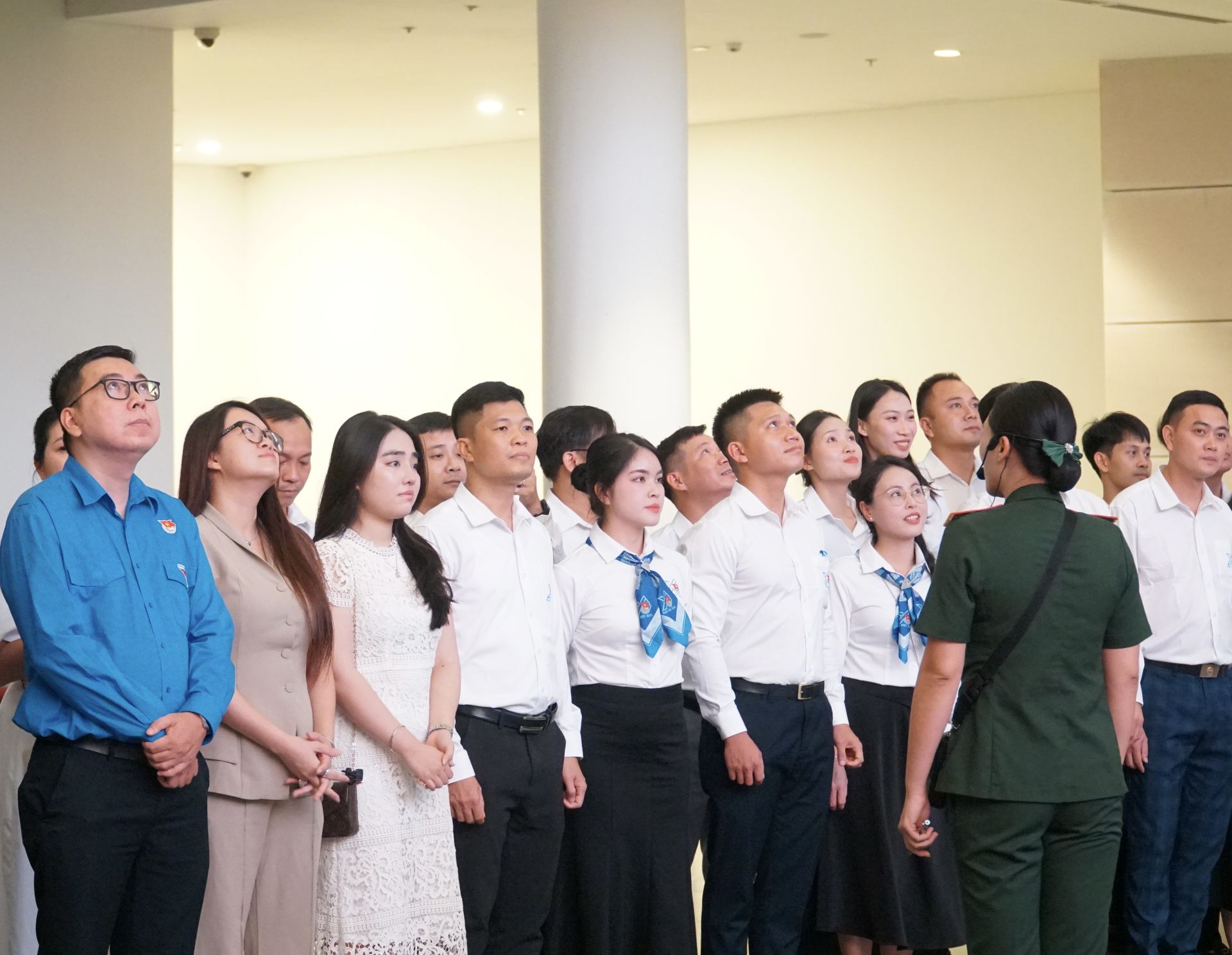 C&aacute;c đại biểu tham dự Đại hội đại biểu to&agrave;n quốc Đo&agrave;n TNCS Hồ Ch&iacute; Minh lần thứ XIII chăm ch&uacute; lắng nghe phần giới thiệu mở đầu tại bảo t&agrave;ng. Chuyến tham quan l&agrave; dịp để tuổi trẻ cả nước t&igrave;m hiểu s&acirc;u hơn về những chặng đường dựng nước, giữ nước h&agrave;o h&ugrave;ng của d&acirc;n tộc trước khi bước v&agrave;o c&aacute;c nội dung quan trọng của Đại hội.