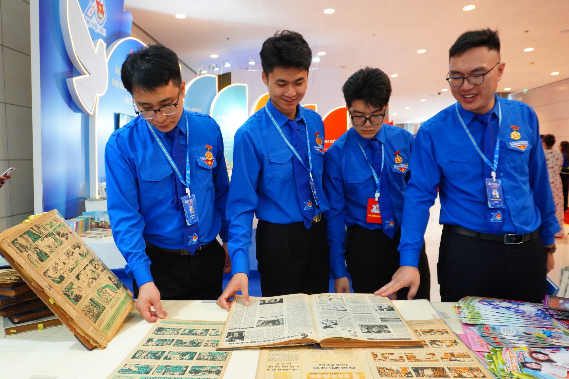 Nhiều đại biểu d&agrave;nh thời gian t&igrave;m hiểu c&aacute;c tư liệu lịch sử, c&aacute;c số b&aacute;o đặc biệt về c&aacute;c kỳ Đại hội Đo&agrave;n cũng như những t&aacute;c phẩm vẽ minh hoạ đặc sắc của hoạ sĩ Ng&ocirc; Mạnh L&acirc;n. Những n&eacute;t vẽ gi&agrave;u cảm x&uacute;c, gắn liền với tuổi thơ của nhiều thế hệ bạn đọc đ&atilde; g&oacute;p phần tạo n&ecirc;n bản sắc ri&ecirc;ng của b&aacute;o Đội trong suốt nhiều thập kỷ qua. 