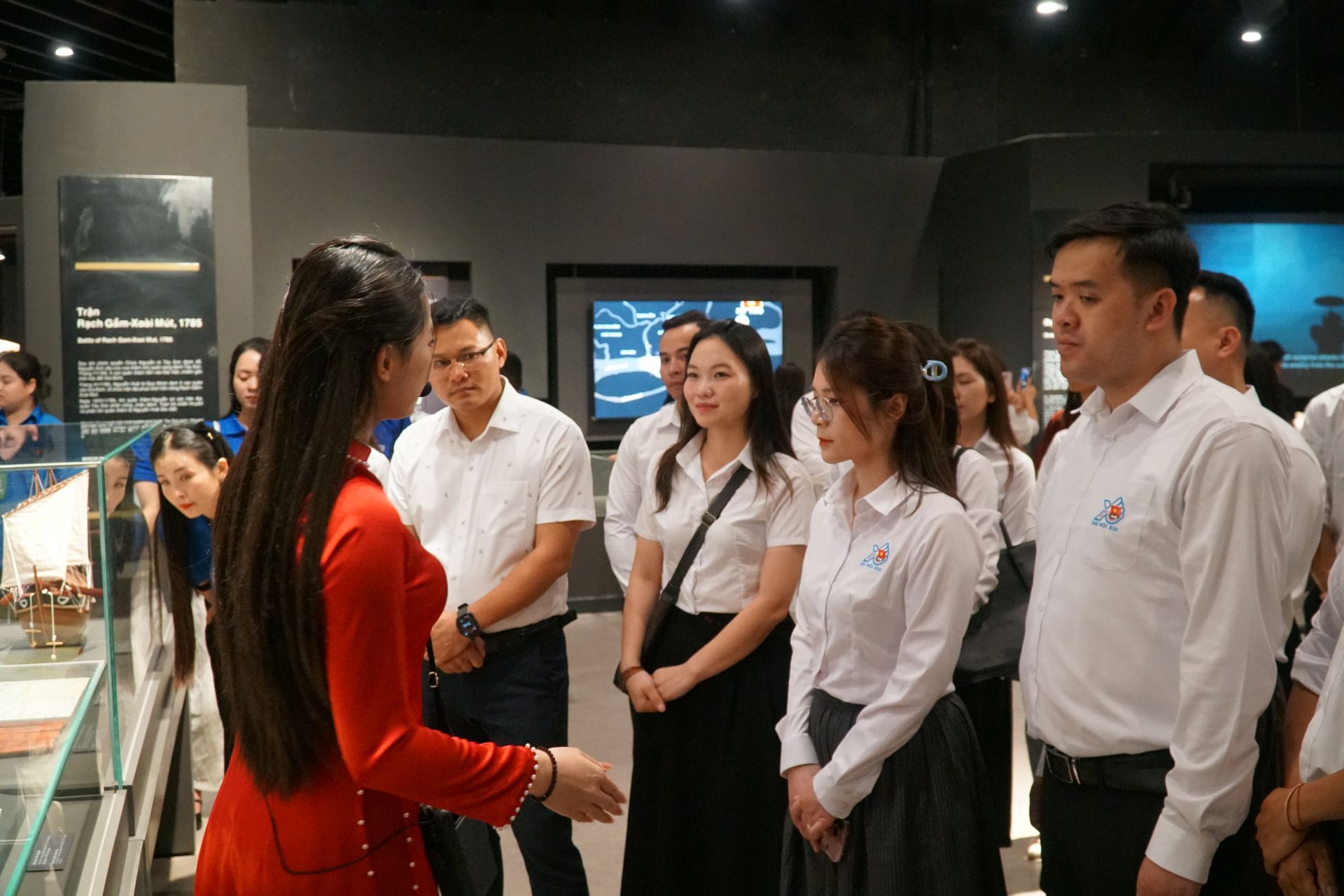 Th&ocirc;ng qua hệ thống tư liệu, h&igrave;nh ảnh v&agrave; hiện vật lịch sử, c&aacute;c đại biểu c&oacute; cơ hội t&igrave;m hiểu s&acirc;u hơn về những dấu mốc quan trọng trong h&agrave;nh tr&igrave;nh đấu tranh gi&agrave;nh độc lập d&acirc;n tộc, từ đ&oacute; cảm nhận r&otilde; hơn tr&aacute;ch nhiệm của thế hệ trẻ trong giai đoạn mới.