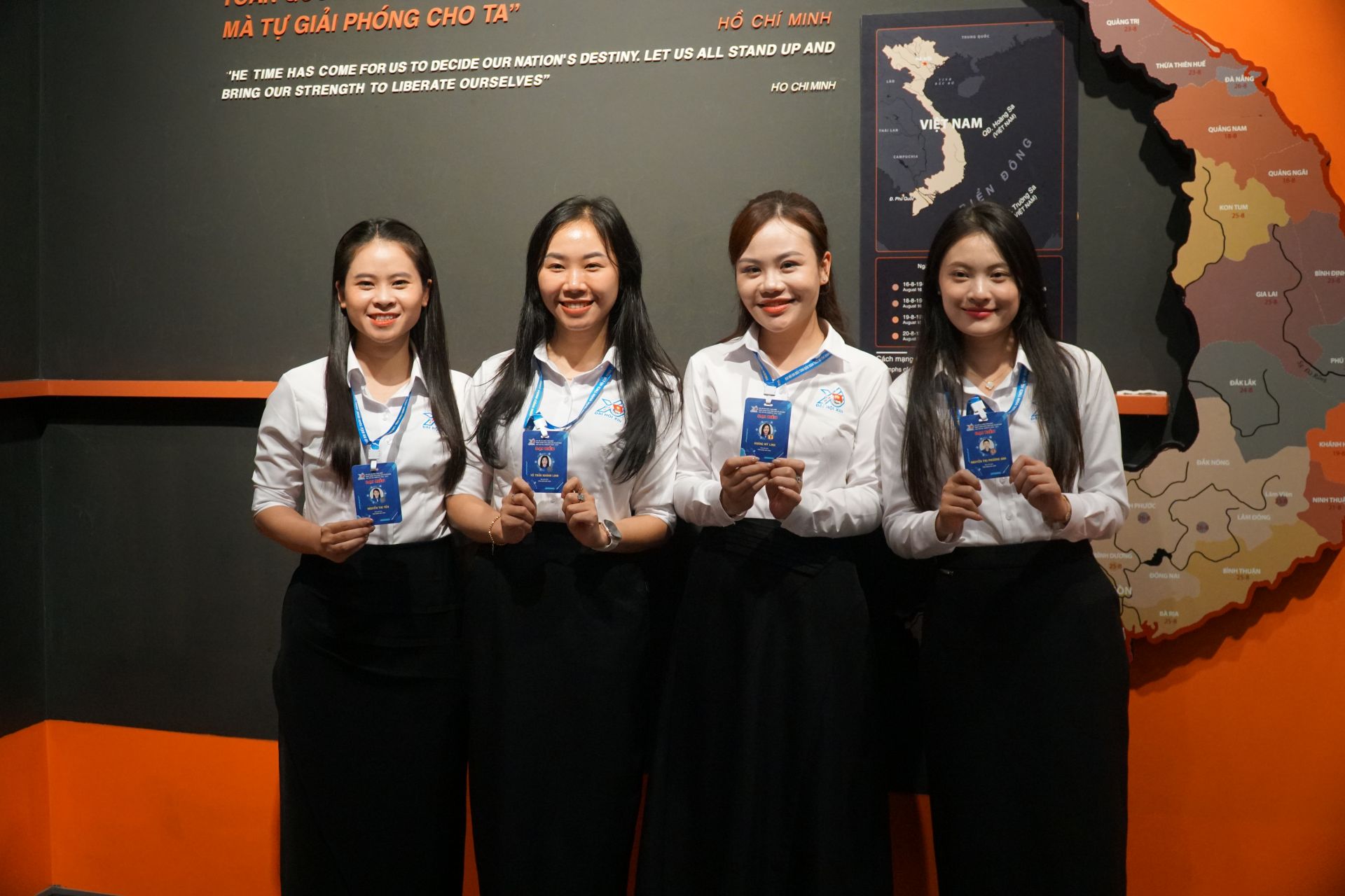 C&aacute;c đại biểu h&agrave;o hứng &ldquo;check in&rdquo; tại Bảo t&agrave;ng.