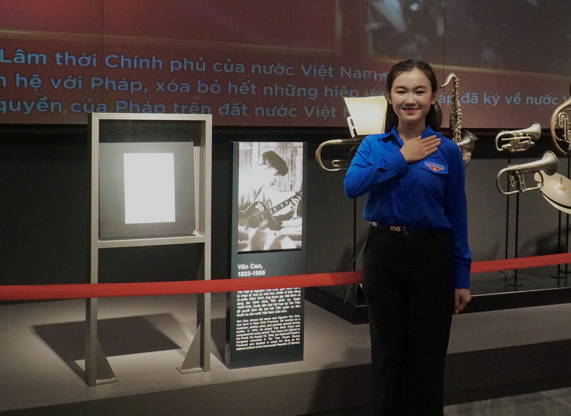 Vừa l&agrave; đại biểu lần đầu dự Đại hội Đo&agrave;n, cũng l&agrave; lần đầu được tham quan Bảo t&agrave;ng lịch sử qu&acirc;n sự, em Ho&agrave;ng Tr&agrave; My (học sinh lớp 11D1 trường THPT Huỳnh Th&uacute;c Kh&aacute;ng, phường Th&agrave;nh Vinh, tỉnh Nghệ An), đại biểu Tỉnh đo&agrave;n Nghệ An chia sẻ rằng: &ldquo;Ngay khi bước ch&acirc;n v&agrave;o kh&ocirc;ng gian Bảo t&agrave;ng, em cảm thấy sục s&ocirc;i trong m&igrave;nh l&ograve;ng tự h&agrave;o d&acirc;n tộc. Chuyến tham quan &yacute; nghĩa n&agrave;y gi&uacute;p em hiểu biết th&ecirc;m đất nước, về lịch sử lịch sử h&agrave;o h&ugrave;ng của cha &ocirc;ng. Từ đ&oacute; khơi dậy trong em kh&aacute;t vọng được cống hiến để g&oacute;p phần đưa đất nước bước v&agrave;o một kỷ nguy&ecirc;n mới, kỷ nguy&ecirc;n h&ugrave;ng cường v&agrave; thịnh vượng.&rdquo;