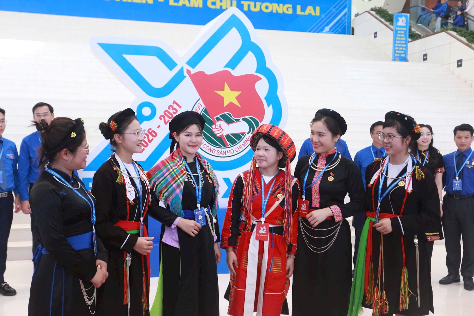 Những bộ trang phục truyền thống rực rỡ sắc m&agrave;u của c&aacute;c đại biểu d&acirc;n tộc thiểu số g&oacute;p phần tạo n&ecirc;n bức tranh đa dạng, đo&agrave;n kết tại Đại hội Đo&agrave;n to&agrave;n quốc lần thứ XIII.