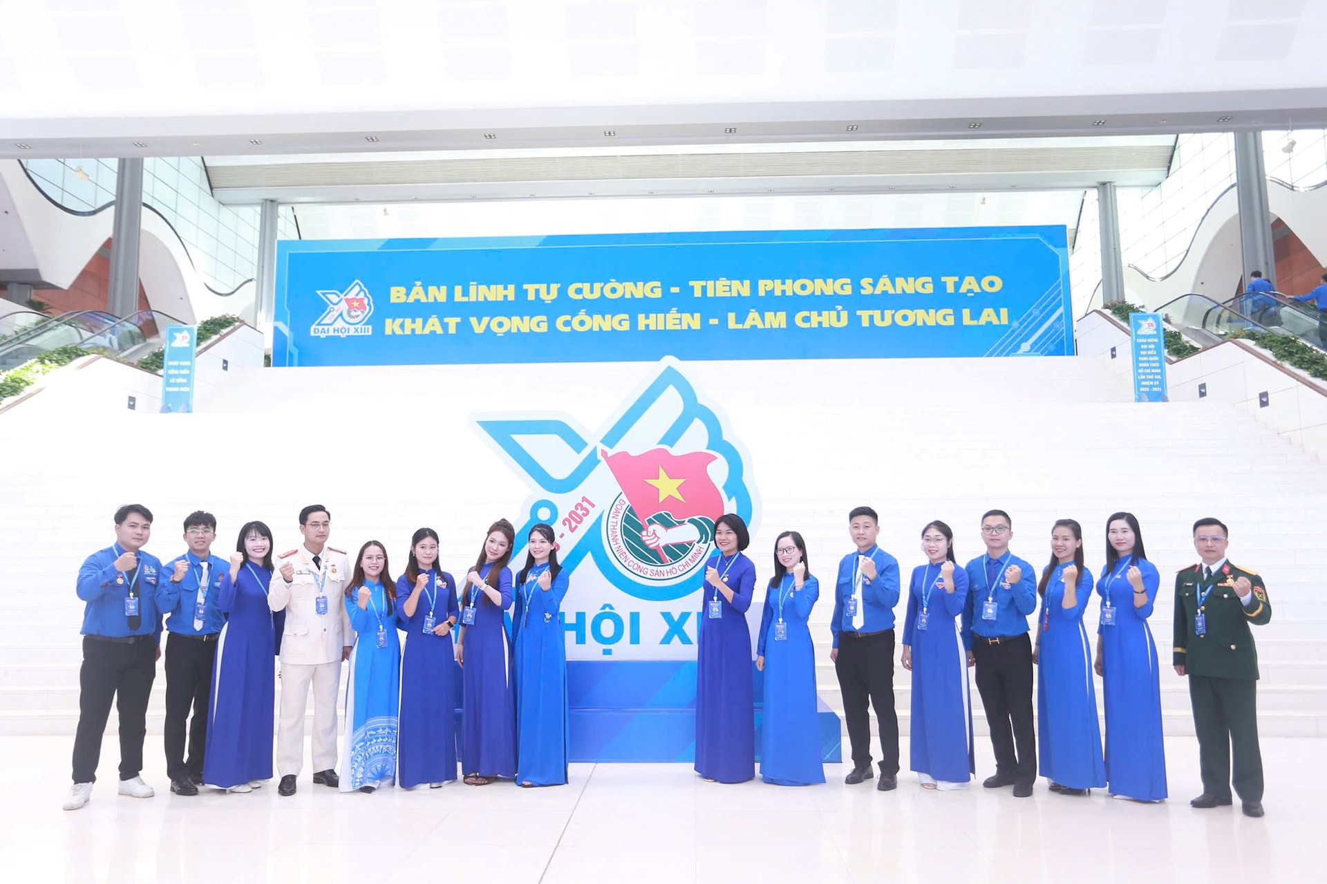 C&aacute;c đại biểu h&agrave;o hứng lưu lại khoảnh khắc b&ecirc;n biểu trưng Đại hội với quyết t&acirc;m thực hiện thắng lợi c&aacute;c mục ti&ecirc;u, nhiệm vụ trong nhiệm kỳ mới.