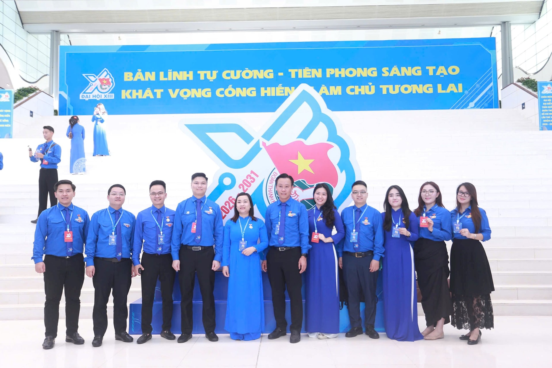 Đại biểu c&aacute;c đơn vị chụp ảnh lưu niệm trước giờ khai mạc Đại hội đại biểu to&agrave;n quốc Đo&agrave;n TNCS Hồ Ch&iacute; Minh lần thứ XIII.