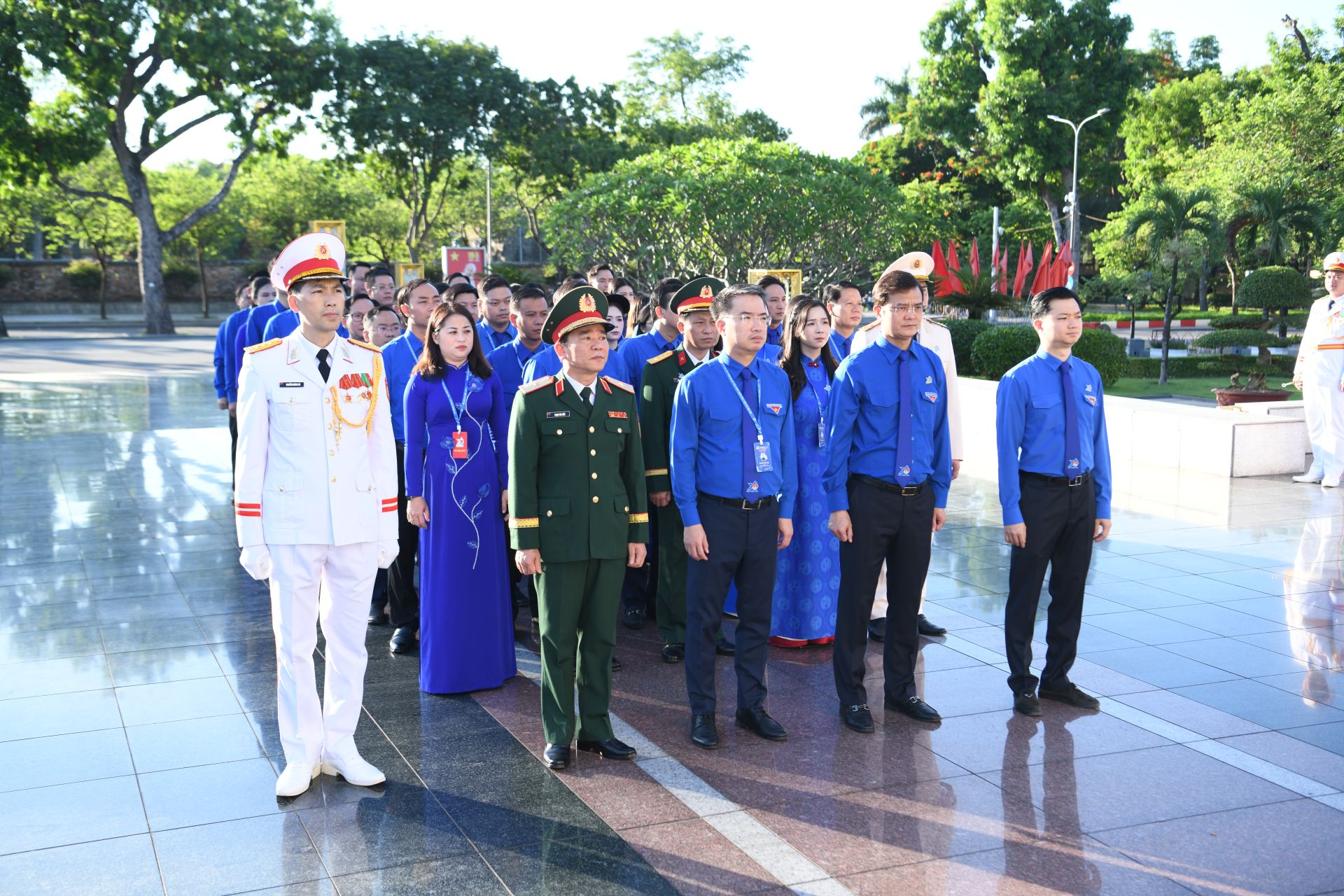 Trước đ&oacute;, đo&agrave;n đại biểu đ&atilde; đến d&acirc;ng hương tại Đ&agrave;i tưởng niệm c&aacute;c Anh h&ugrave;ng, liệt sĩ Bắc Sơn.