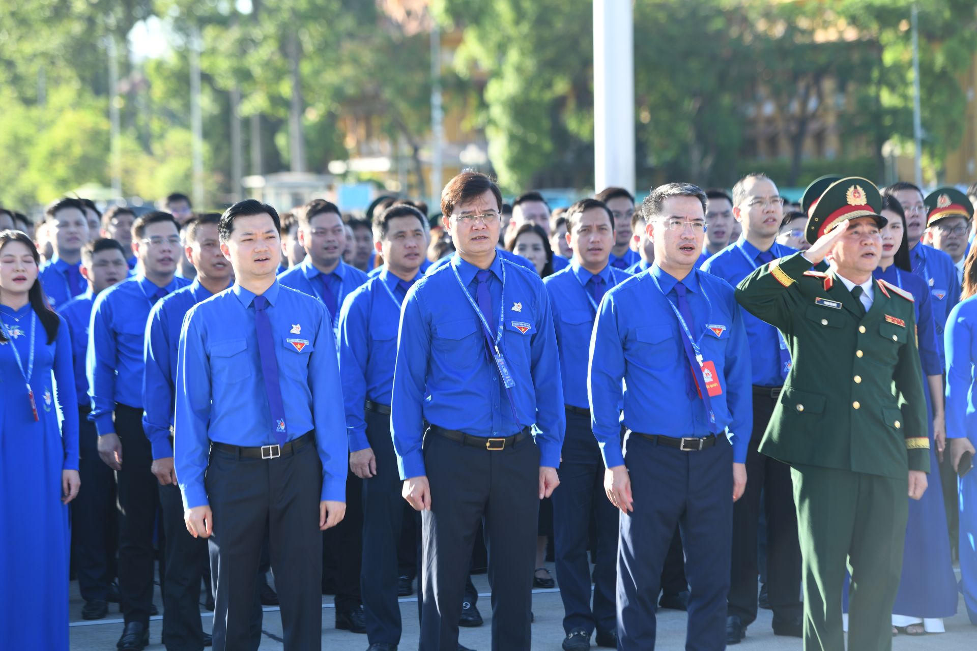 Anh B&ugrave;i Quang Huy - Ủy vi&ecirc;n T.Ư Đảng, B&iacute; thư thứ nhất T.Ư Đo&agrave;n; anh Nguyễn Minh Triết - Ủy vi&ecirc;n dự khuyết T.Ư Đảng, B&iacute; thư thường trực T.Ư Đo&agrave;n; anh Nguyễn Tường L&acirc;m - B&iacute; thư T.Ư Đo&agrave;n, Chủ tịch Hội LHTN Việt Nam c&ugrave;ng c&aacute;c đại biểu viếng Lăng Chủ tịch Hồ Ch&iacute; Minh.