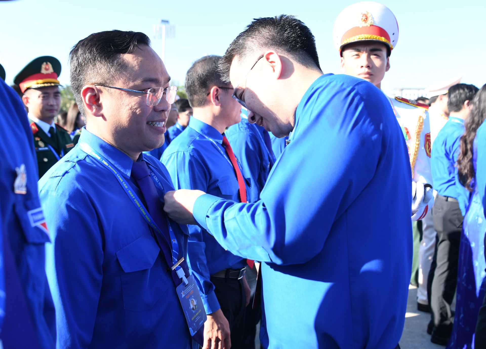 Ban B&iacute; thư T.Ư Đo&agrave;n trao Huy hiệu B&aacute;c Hồ cho c&aacute;c đại biểu dự Đại hội đại biểu to&agrave;n quốc Đo&agrave;n TNCS Hồ Ch&iacute; Minh lần thứ XIII.