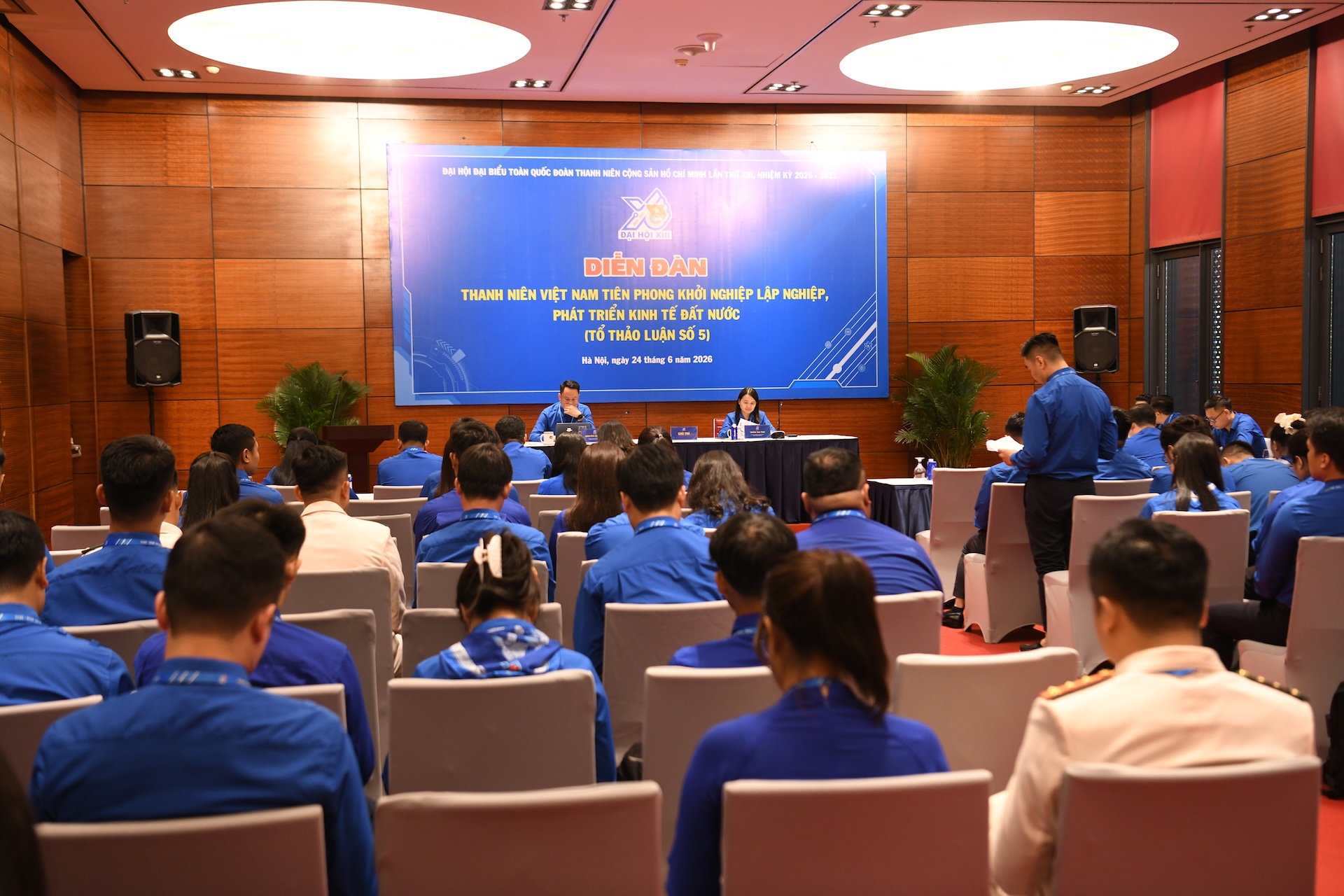 Quang cảnh diễn đ&agrave;n