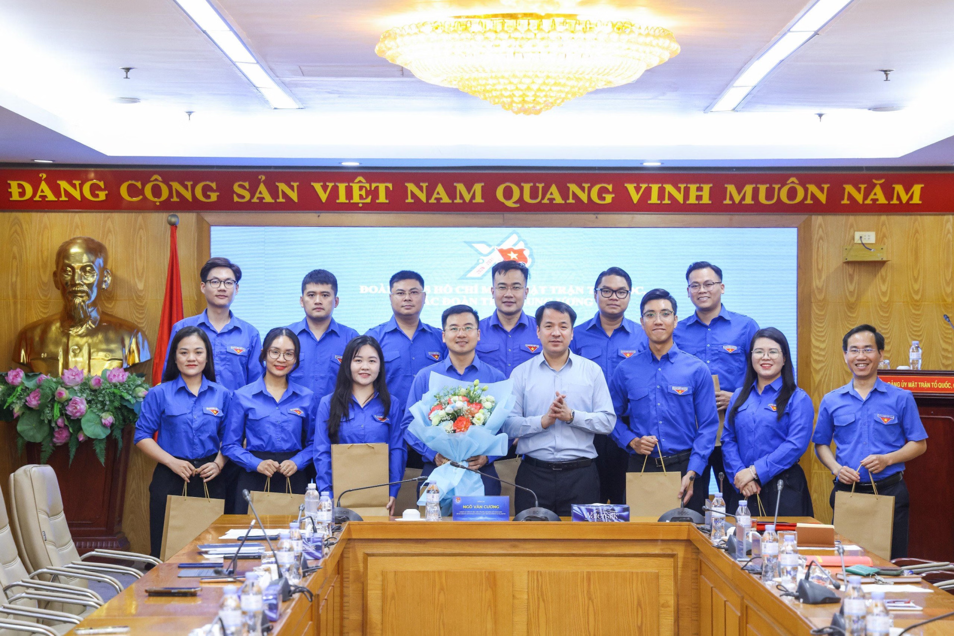 Ph&oacute; B&iacute; thư Đảng ủy MTTQ Việt Nam, c&aacute;c đo&agrave;n thể Trung ương Ng&ocirc; Văn Cương tặng hoa, qu&agrave; ch&uacute;c mừng Đo&agrave;n đại biểu Đo&agrave;n Thanh ni&ecirc;n MTTQ Việt Nam, c&aacute;c đo&agrave;n thể Trung ương.