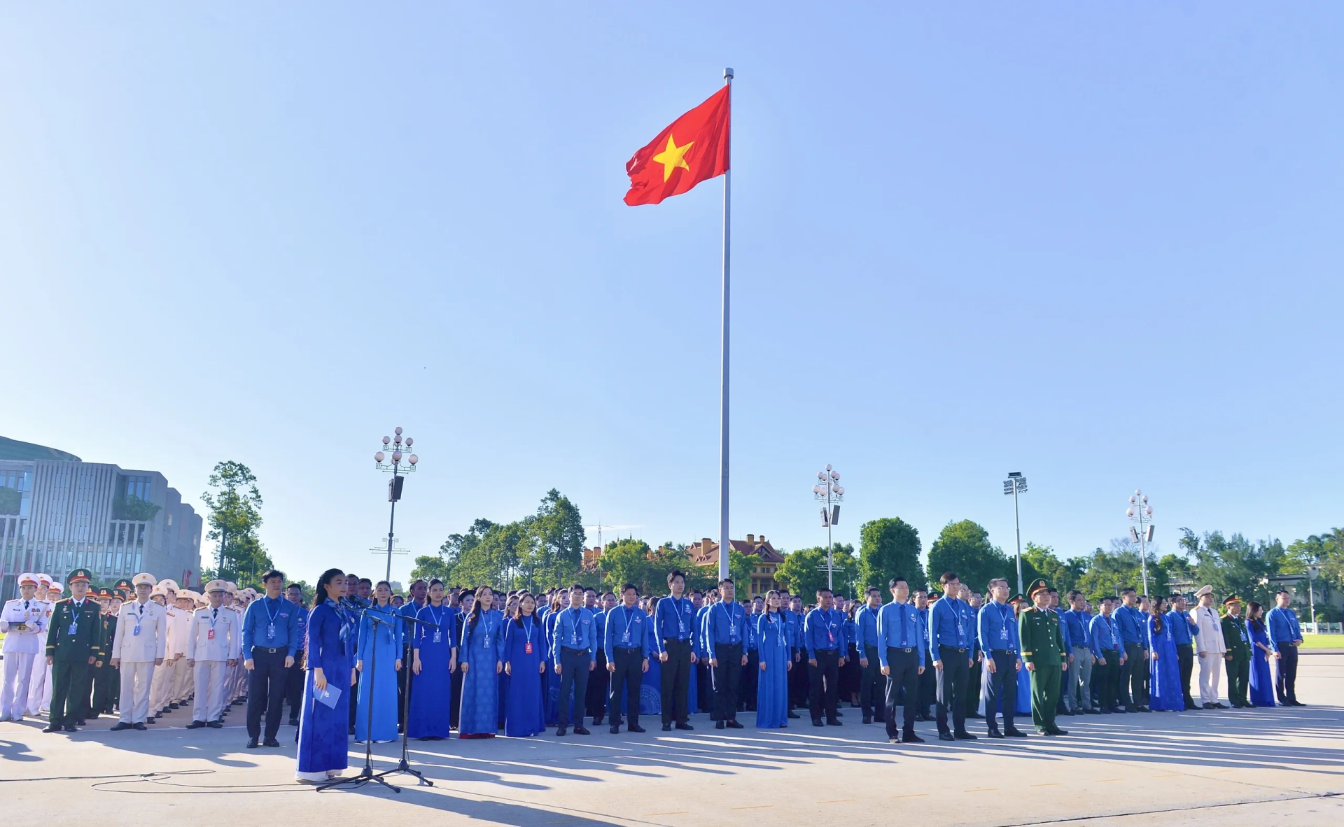 Đại biểu dự Đại hội Đoàn toàn quốc lần thứ XIII báo công dâng Bác