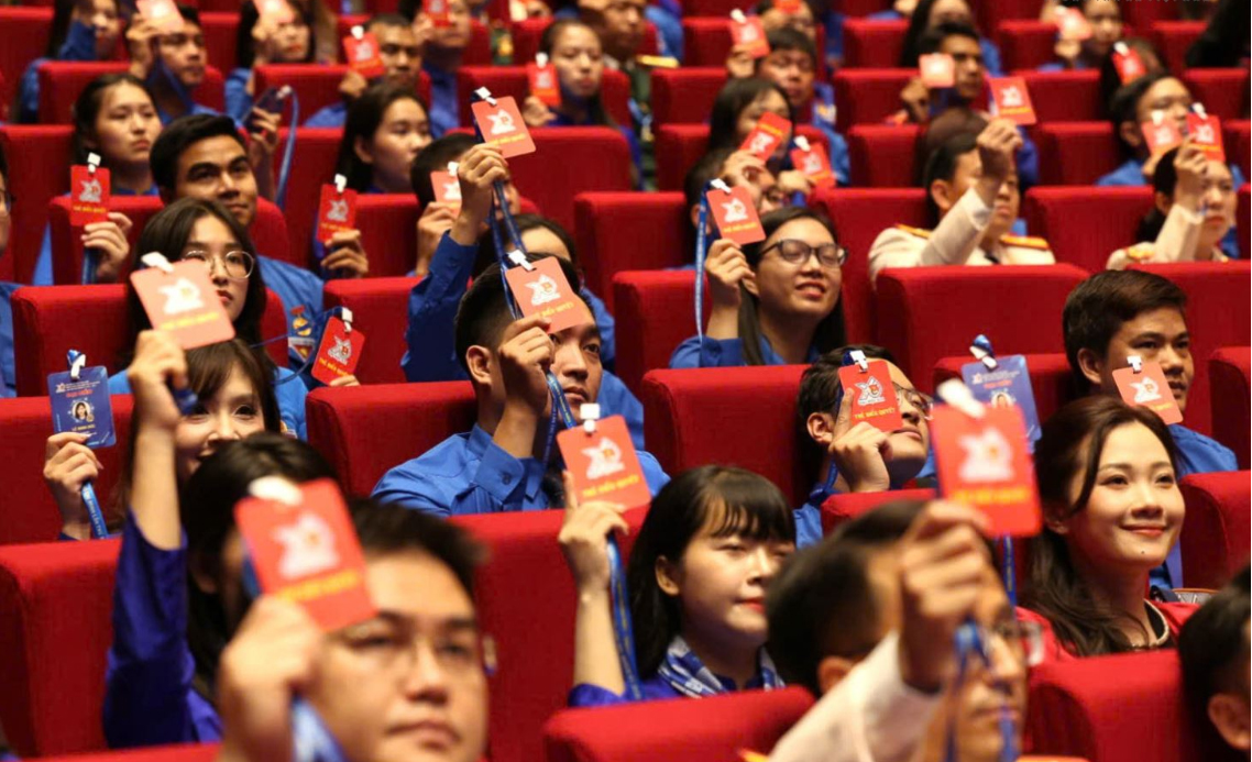 C&aacute;c đại biểu biểu quyết tại Đại hội.