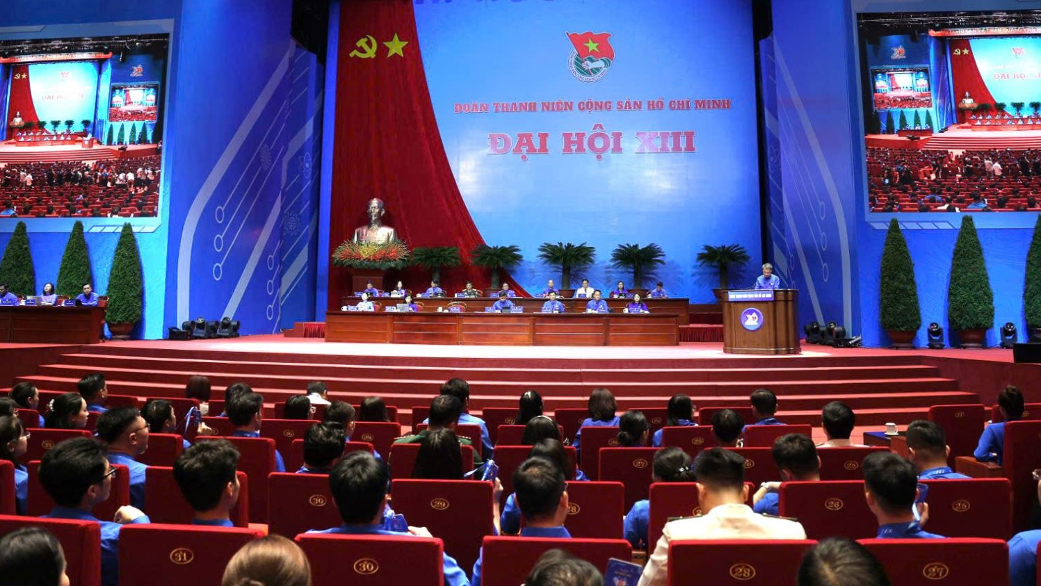 To&agrave;n cảnh phi&ecirc;n khai mạc Đại hội.