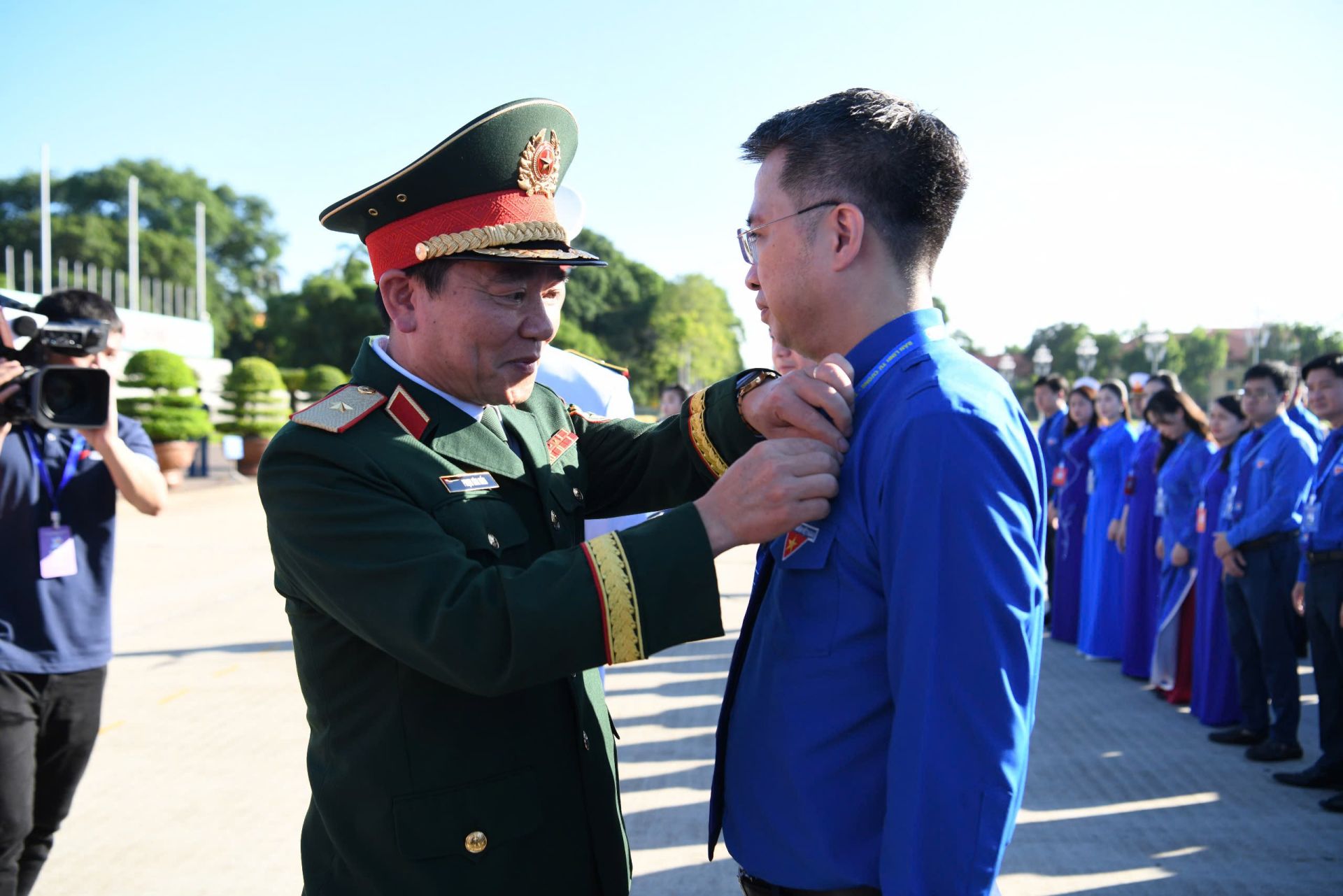 Thiếu tướng Phạm Văn Hiếu - Ch&iacute;nh ủy Bộ Tư lệnh Lăng Chủ tịch Hồ Ch&iacute; Minh trao tặng Huy hiệu B&aacute;c Hồ cho c&aacute;c B&iacute; thư Trung ương Đo&agrave;n.