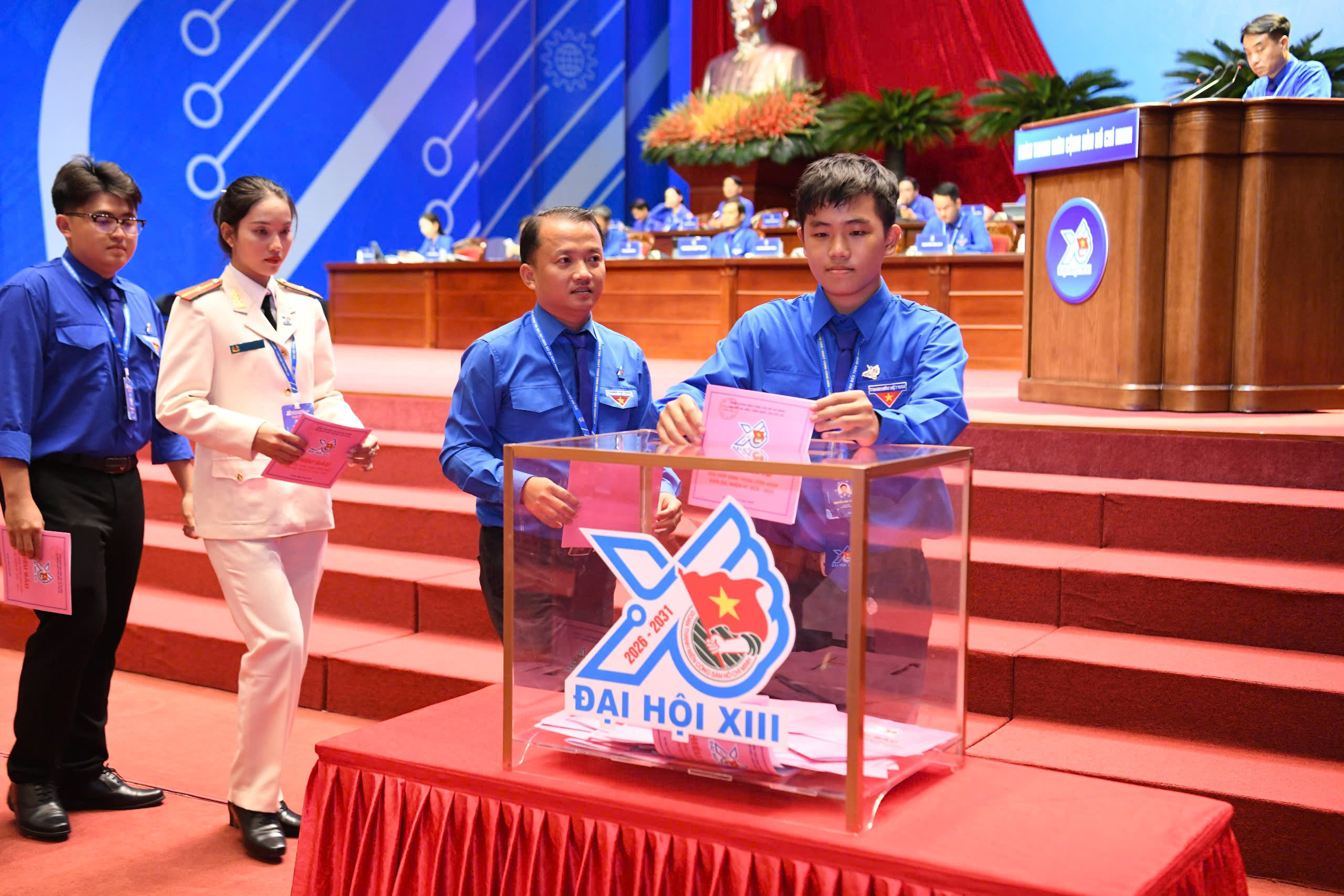 C&aacute;c đại biểu tham gia bầu cử Ban chấp h&agrave;nh mới.