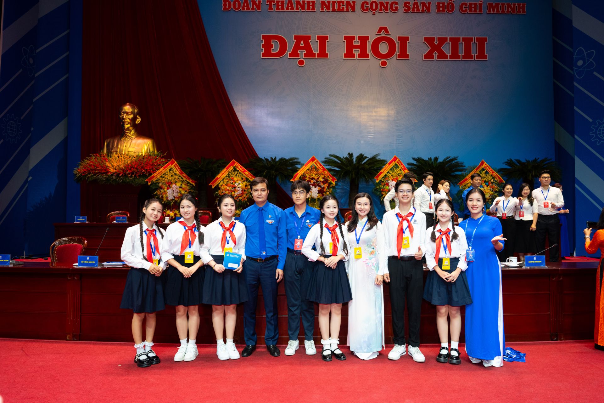 Anh B&ugrave;i Quang Huy - Ủy vi&ecirc;n T.Ư Đảng, B&iacute; thư thứ nhất T.Ư Đo&agrave;n gặp mặt c&aacute;c bạn thiếu nhi ti&ecirc;u biểu.