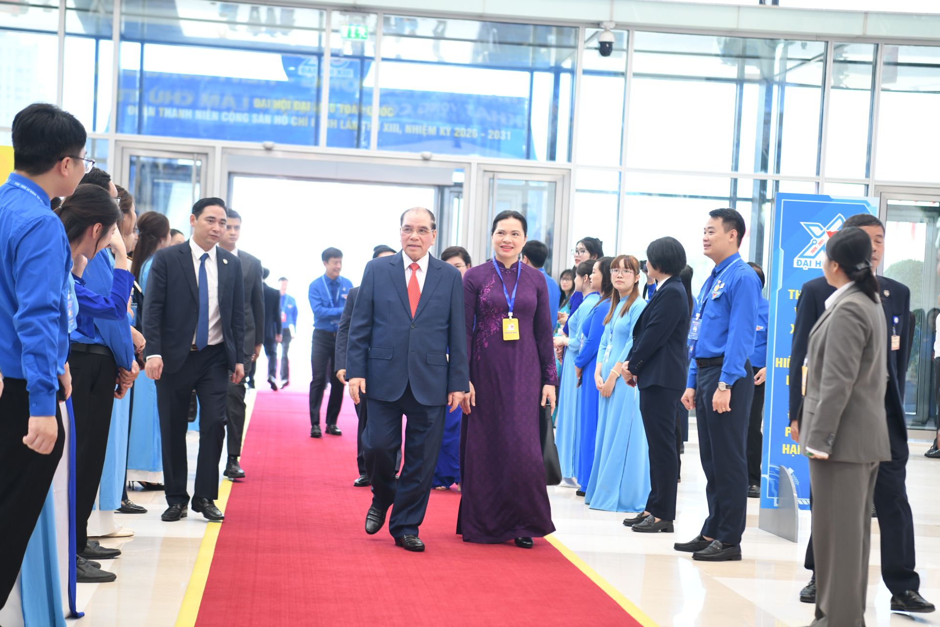 Nguy&ecirc;n Tổng B&iacute; thư N&ocirc;ng Đức Mạnh, Ph&oacute; Chủ tịch - Tổng Thư k&yacute; Ủy ban Trung ương Mặt trận Tổ quốc Việt Nam H&agrave; Thị Nga dự Đại hội.