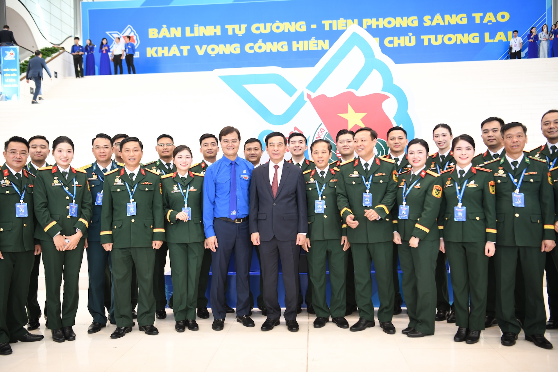 Bộ trưởng Bộ Quốc ph&ograve;ng Phan Văn Giang dự Đại hội.