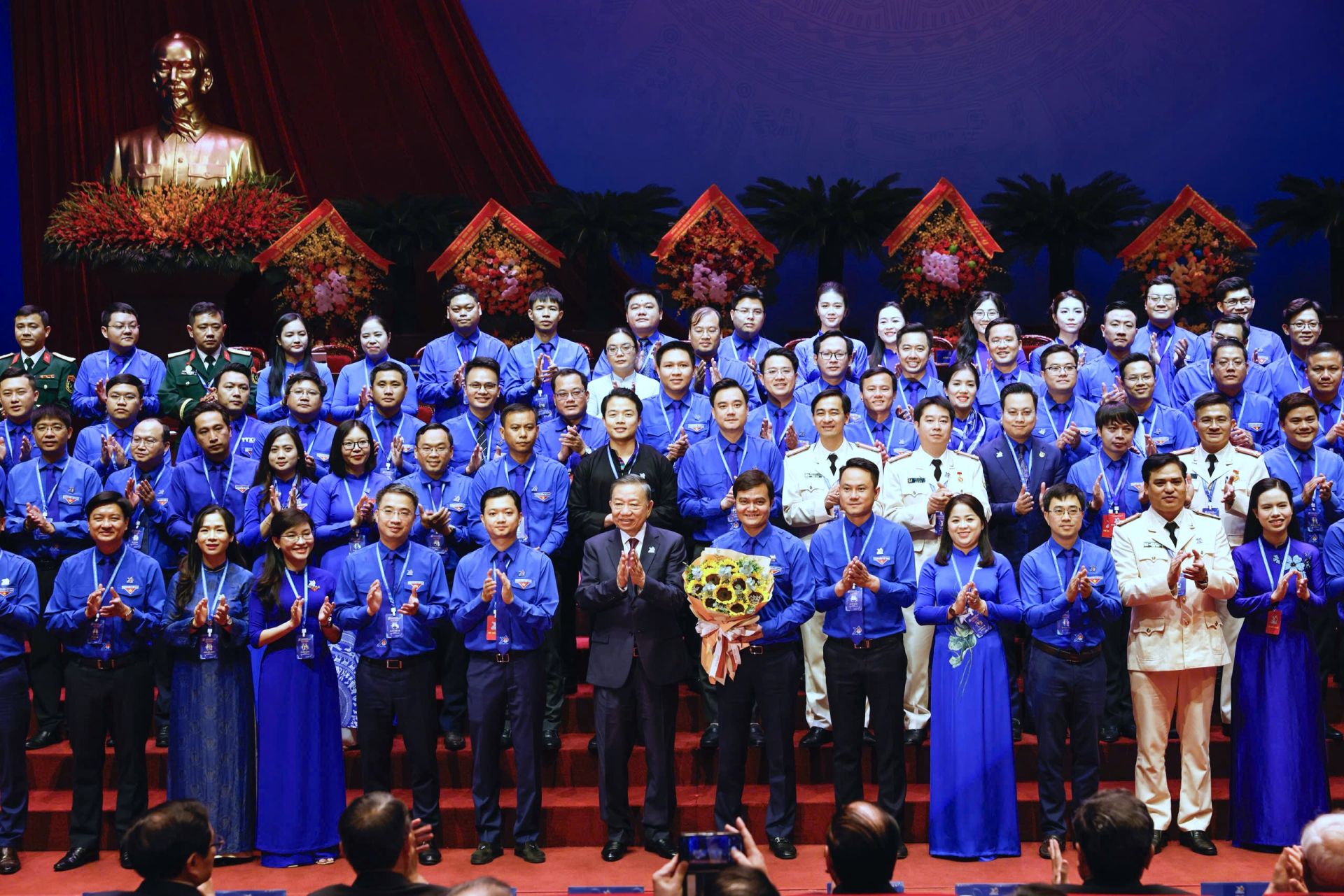 Tổng B&iacute; thư, Chủ tịch nước tặng hoa ch&uacute;c mừng Ban Chấp h&agrave;nh T.Ư Đo&agrave;n kh&oacute;a XIII.