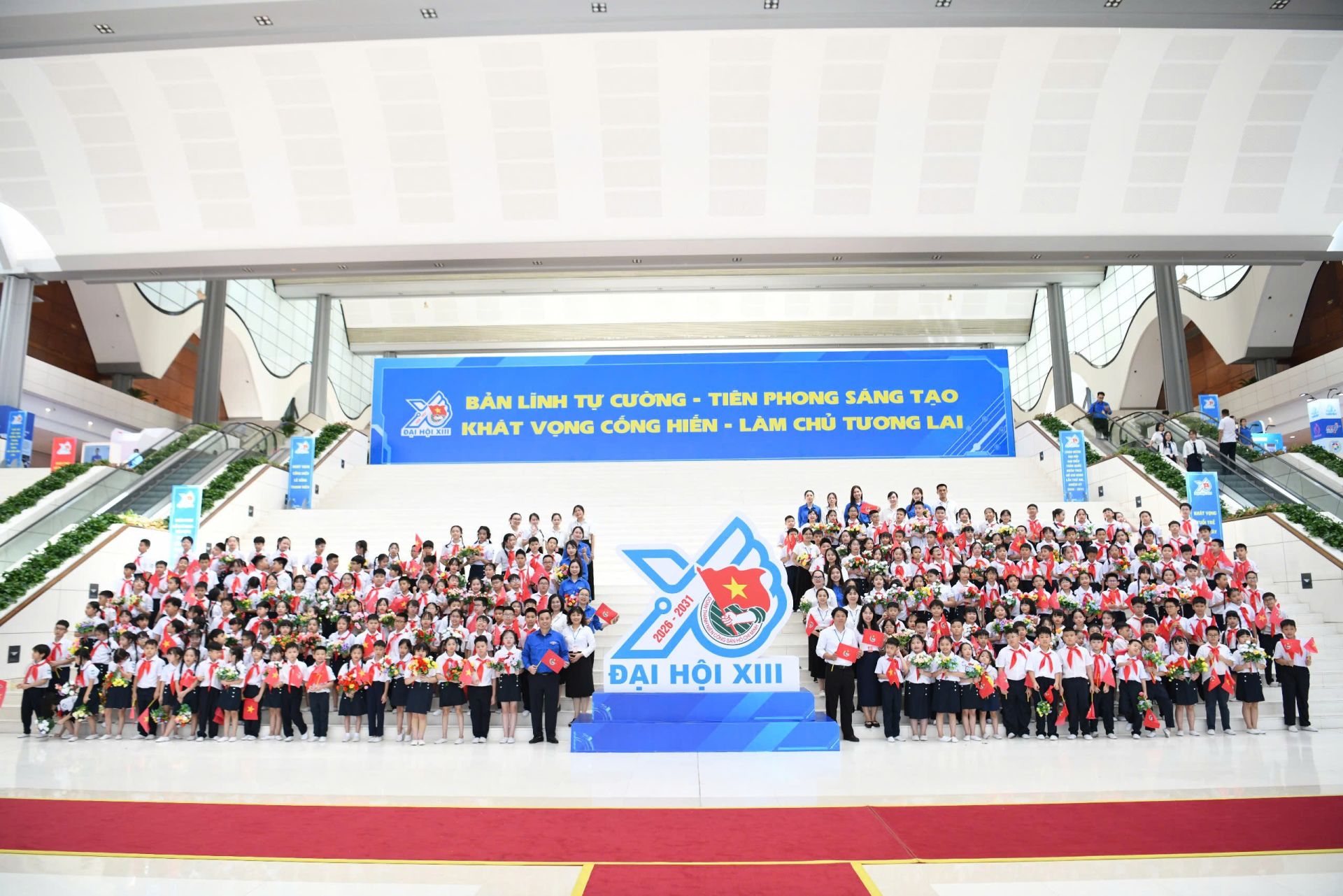 C&ocirc; v&agrave; tr&ograve; trường Tiểu học L&ecirc; Ngọc H&acirc;n tại Đại hội.