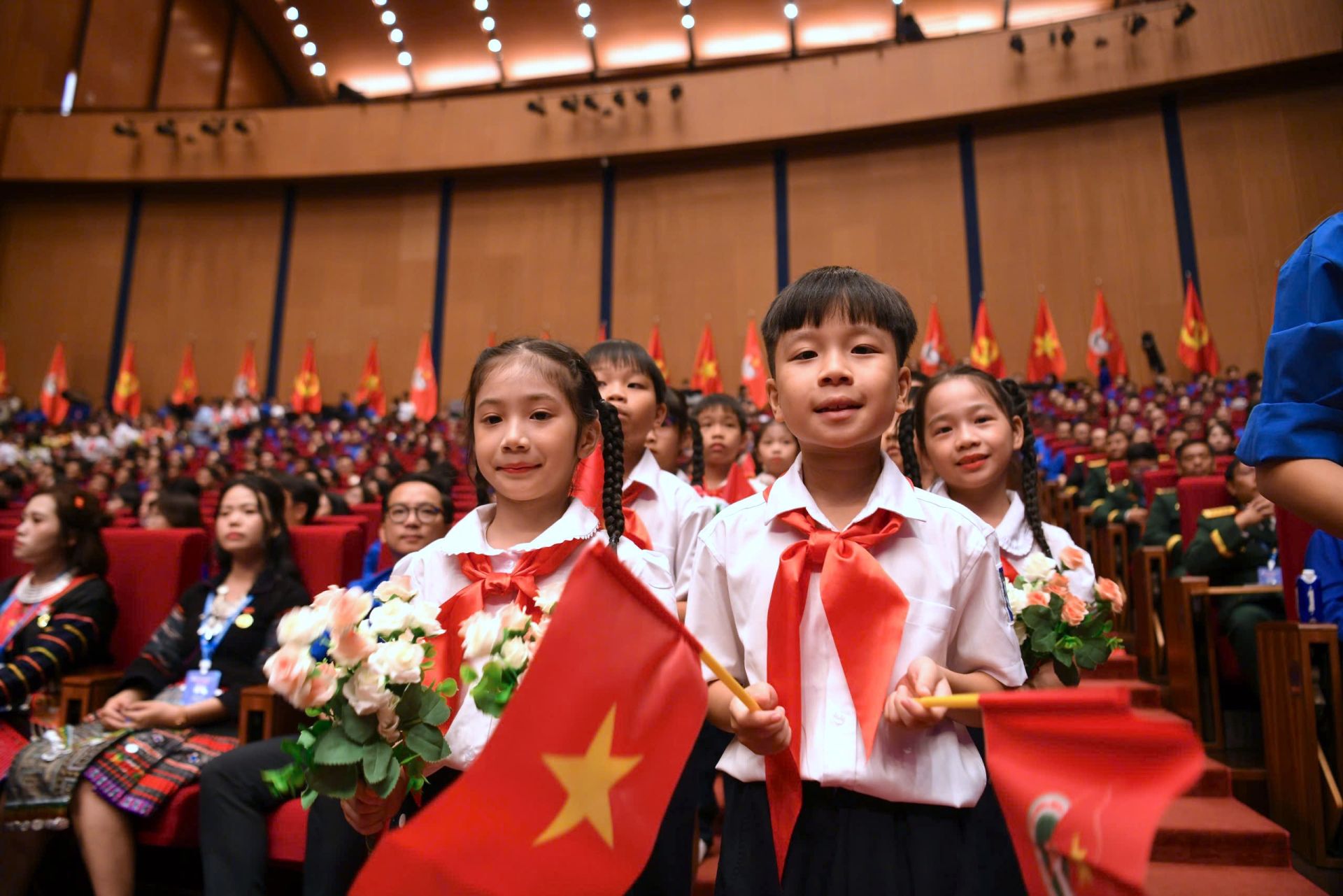 Học sinh trường Tiểu học L&ecirc; Ngọc H&acirc;n vẫy cờ tại Đại hội Đo&agrave;n.