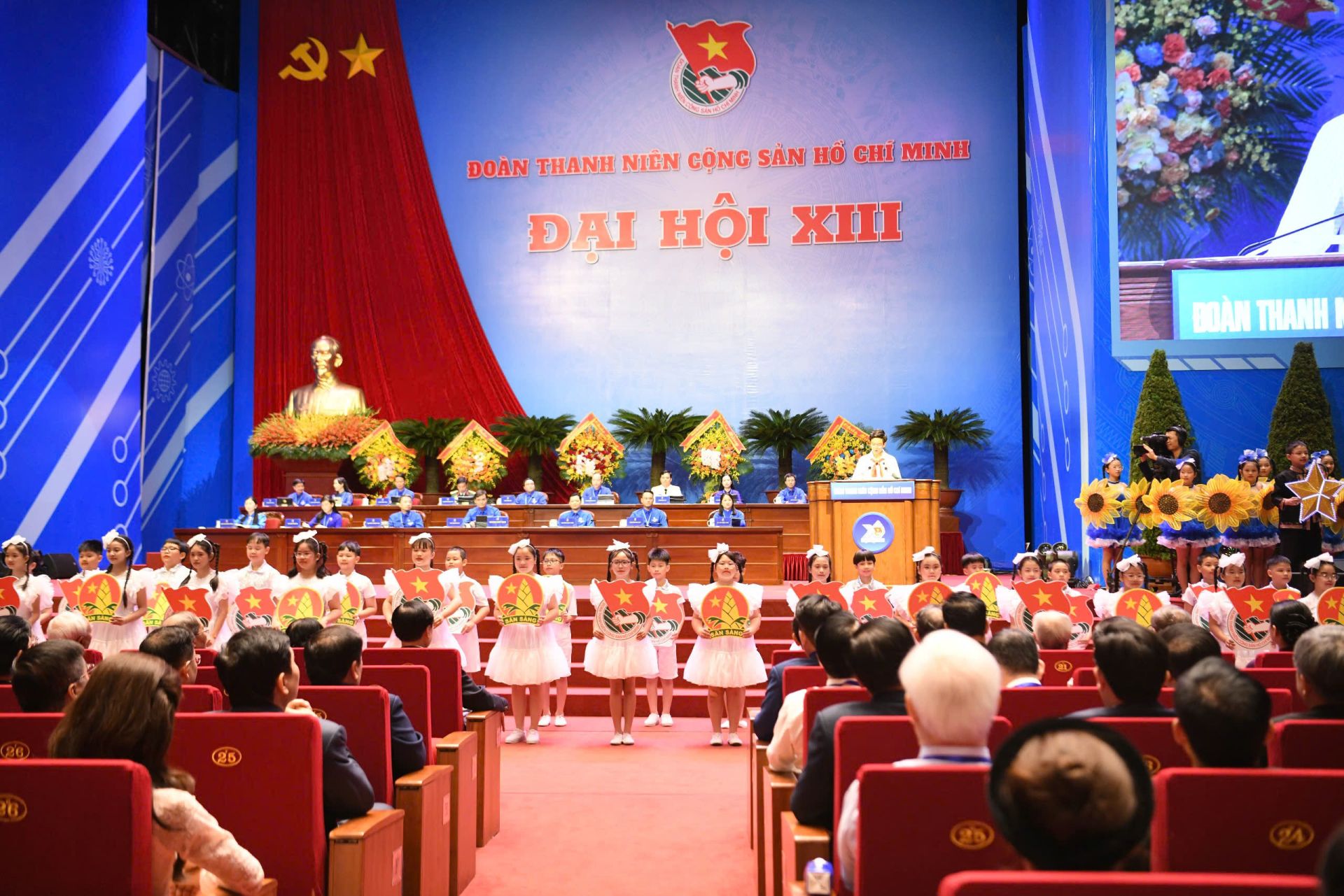C&aacute;c bạn học sinh trường Tiểu học Ng&ocirc; Th&igrave; Nhậm biểu diễn tại Đại hội Đo&agrave;n to&agrave;n quốc.