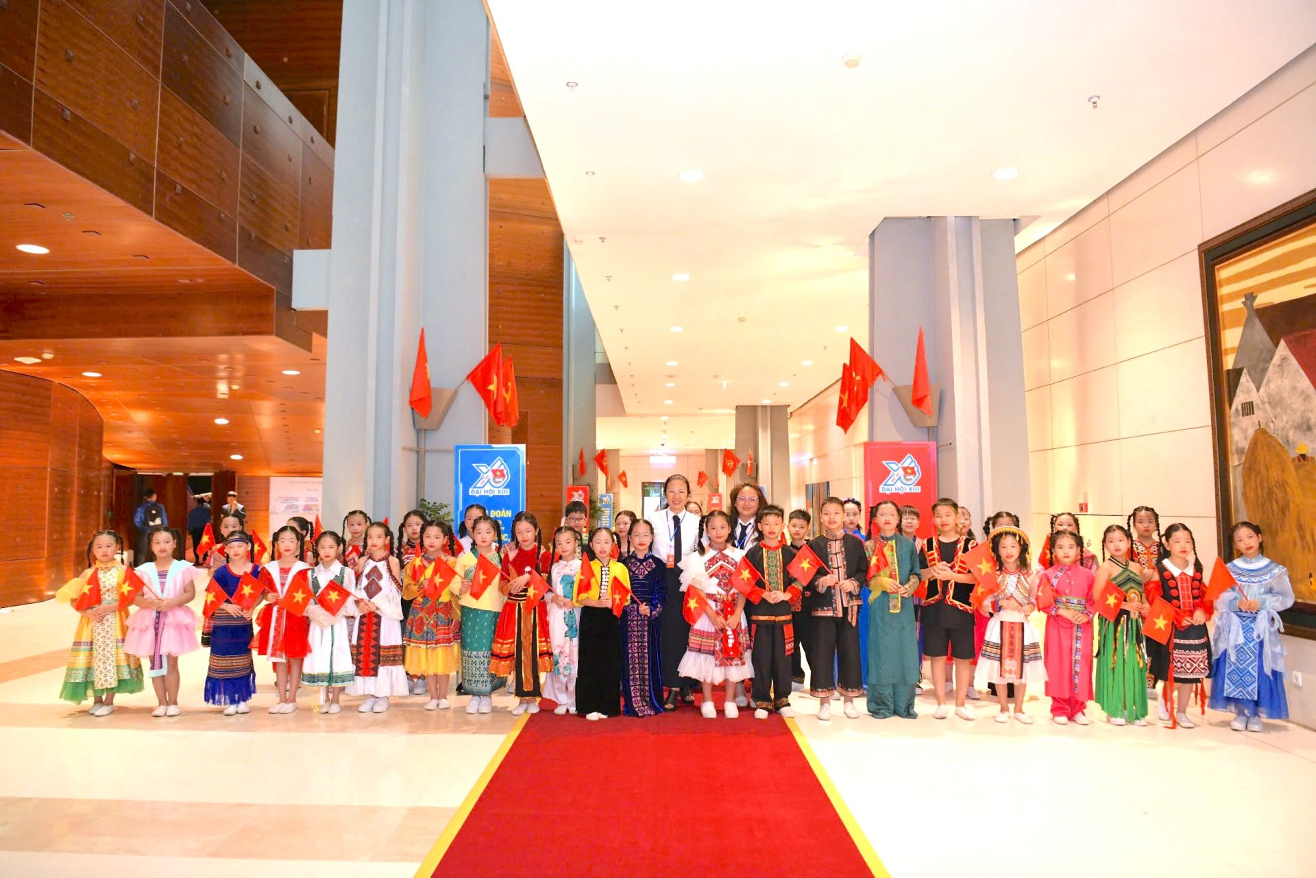 C&ocirc; v&agrave; tr&ograve; trường Tiểu học Ng&ocirc; Th&igrave; Nhập tại Đại hội Đo&agrave;n to&agrave;n quốc lần thứ XIII.