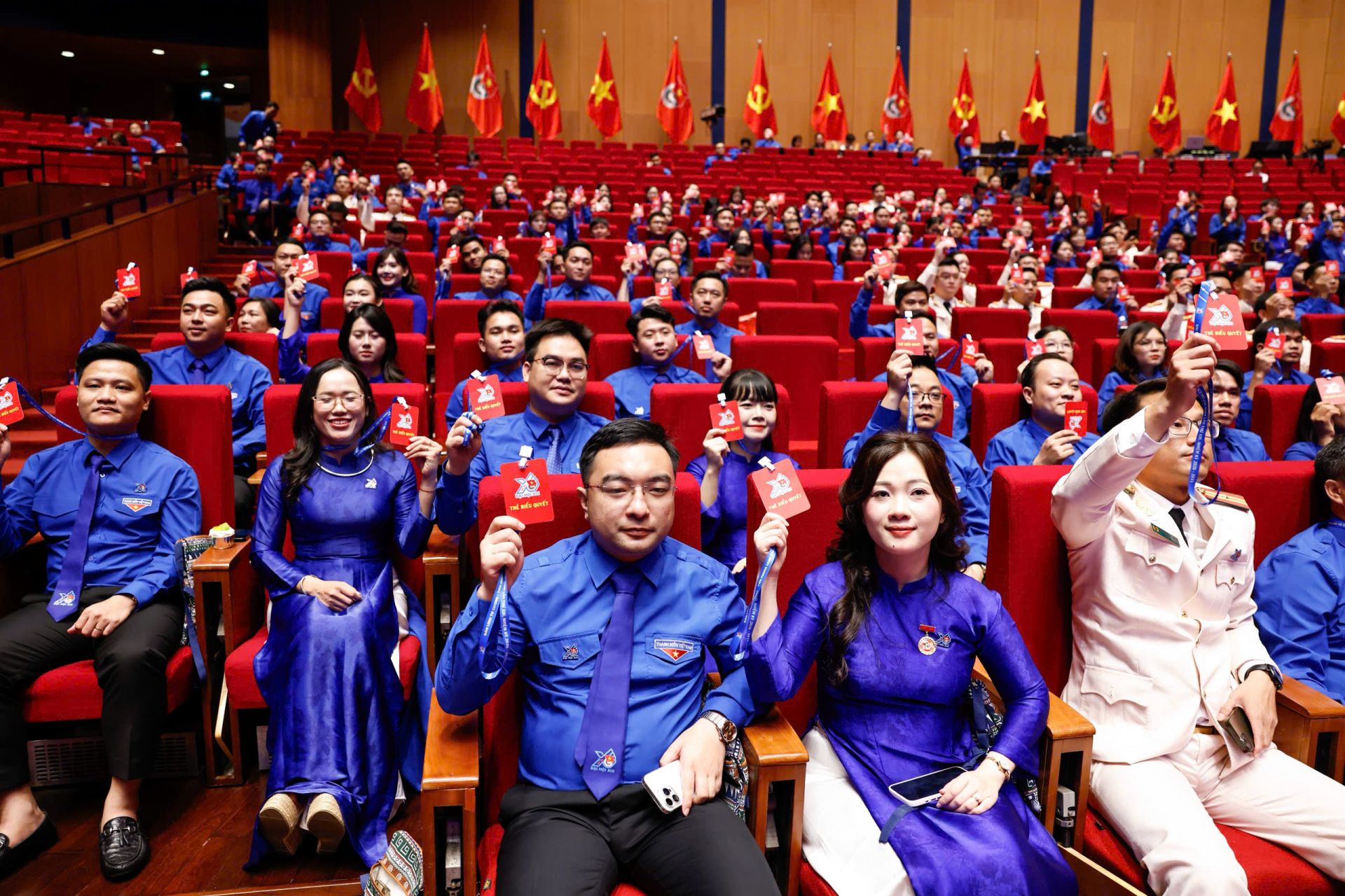 Đại hội đ&atilde; biểu quyết với 100% đại biểu đồng &yacute; th&ocirc;ng qua Nghị quyết Đại hội đại biểu to&agrave;n quốc Đo&agrave;n TNCS Hồ Ch&iacute; Minh lần thứ XIII.