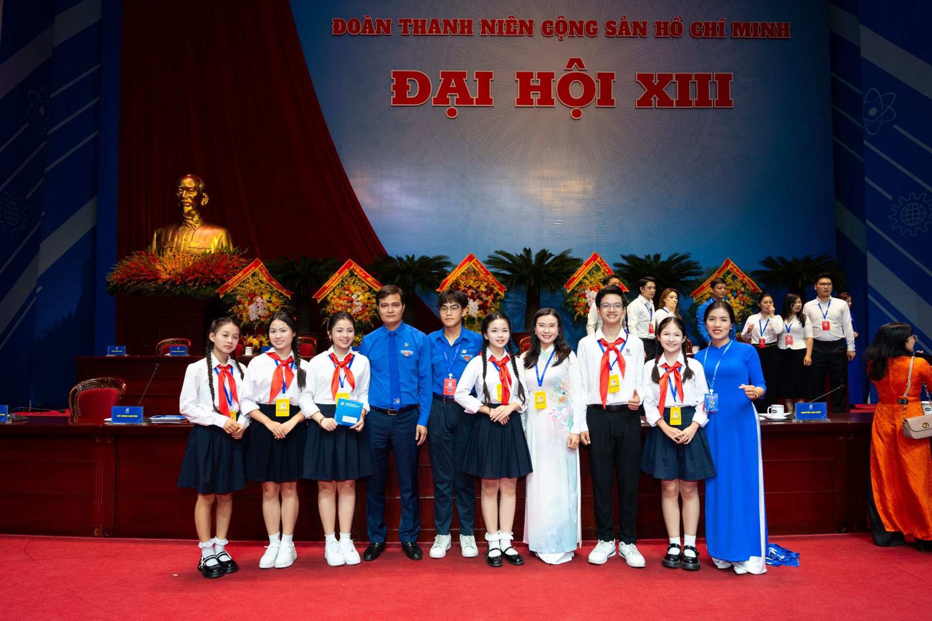 B&iacute; thư thứ nhất T.Ư Đo&agrave;n B&ugrave;i Quang Huy gặp gỡ Cao Ph&uacute; Qu&yacute; v&agrave; c&aacute;c bạn thiếu nhi ti&ecirc;u biểu.