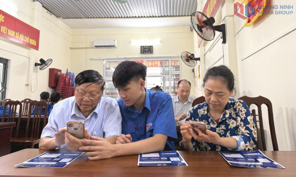 Đo&agrave;n vi&ecirc;n, thanh ni&ecirc;n hướng dẫn người d&acirc;n tiếp cận tiện &iacute;ch số, g&oacute;p phần đưa chuyển đổi số đến gần hơn với đời sống Nh&acirc;n d&acirc;n.